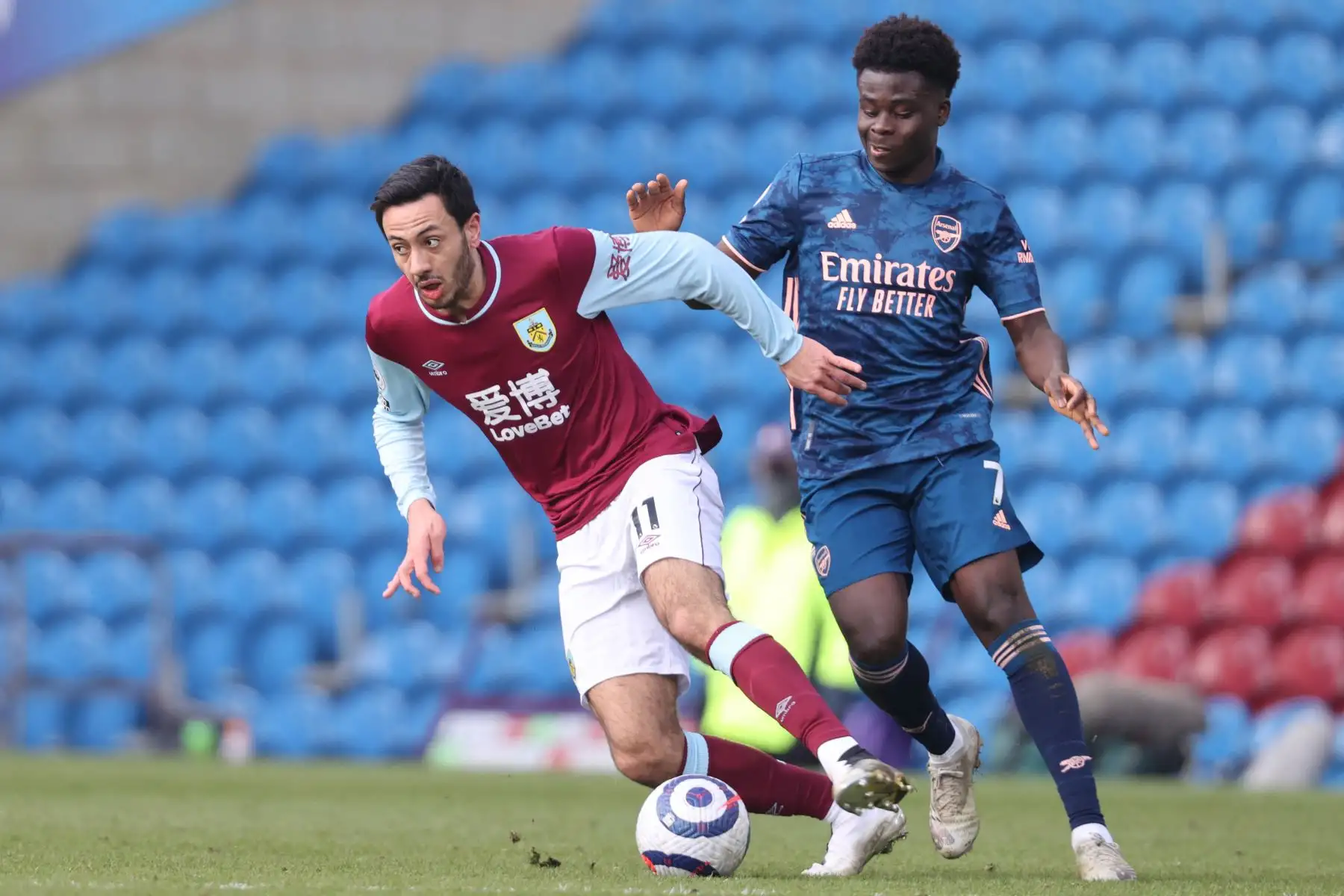 El centrocampista inglés de Burnley Dwight McNeil se aleja del delantero inglés del Arsenal Bukayo Saka durante el partido de fútbol de la Premier League inglesa entre Burnley y Arsenal.
Foto: AFP