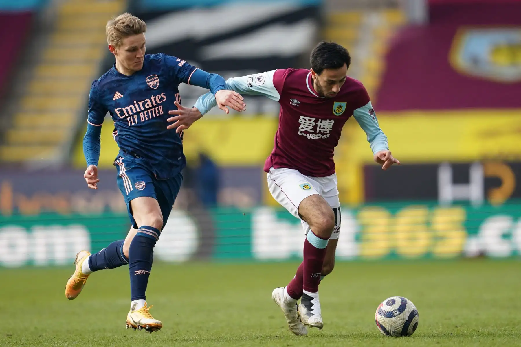 El mediocampista noruego del Arsenal Martin Odegaard compite con el mediocampista inglés de Burnley Dwight McNeil durante el partido de fútbol de la Premier League inglesa entre Burnley y Arsenal.
Foto: AFP