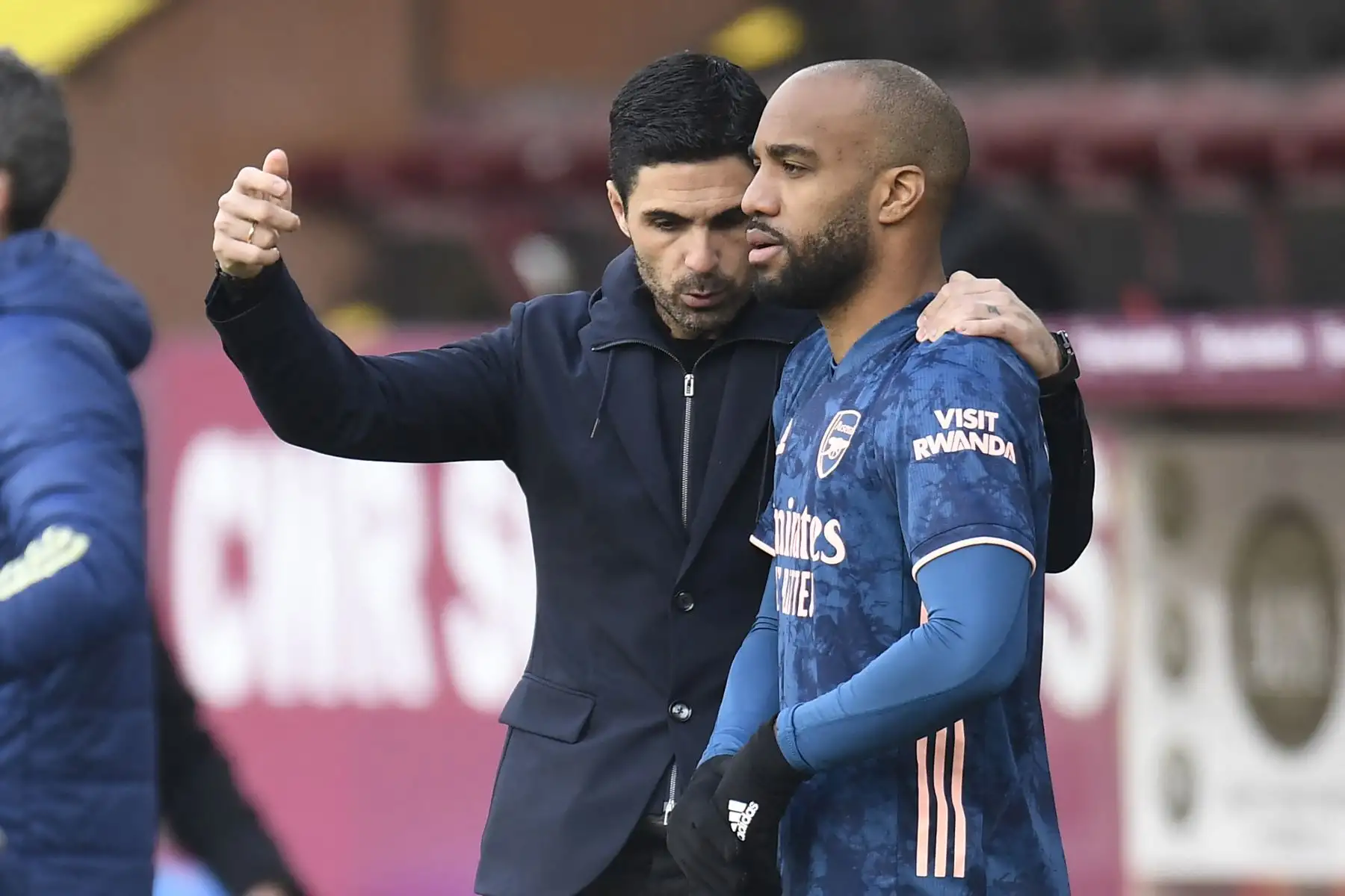 El técnico español del Arsenal, Mikel Arteta, informa al delantero francés del Arsenal, Alexandre Lacazette, durante el partido de fútbol de la Premier League inglesa entre Burnley y Arsenal.
Foto: AFP