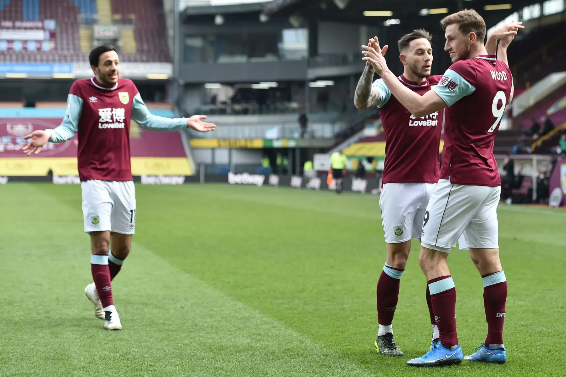 El delantero neozelandés del Burnley Chris Wood celebra con sus compañeros de equipo después de anotar el primer gol de su equipo durante el partido de fútbol de la Premier League inglesa entre Burnley y Arsenal.
Foto: AFP