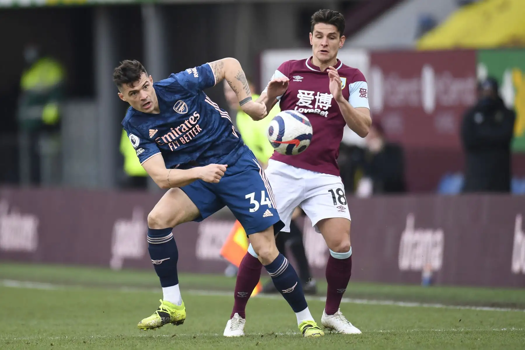El centrocampista suizo del Arsenal, Granit Xhaka, compite con el mediocampista inglés del Burnley Ashley Westwood durante el partido de fútbol de la Premier League inglesa entre Burnley y Arsenal.
Foto: AFP