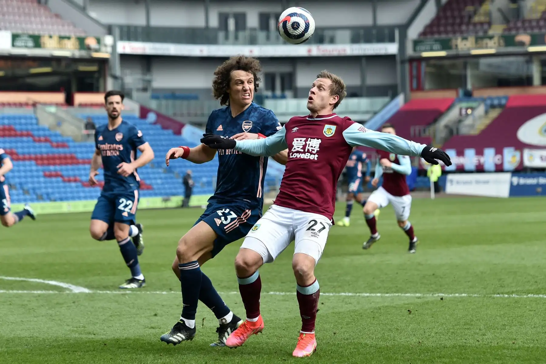 El defensor brasileño del Arsenal David Luiz compite con el delantero checo del Burnley Matej Vydra durante el partido de fútbol de la Premier League inglesa entre Burnley y Arsenal.
Foto: AFP