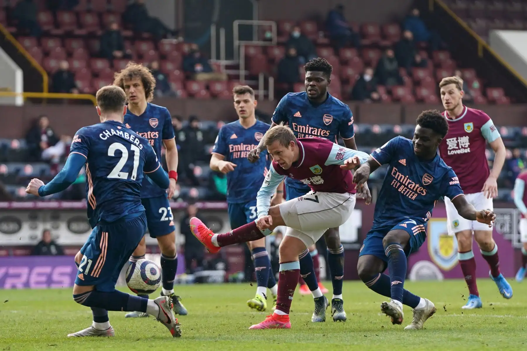 El centrocampista islandés de Burnley Johann Berg Gudmundsson toma un disparo durante el partido de fútbol de la Premier League inglesa entre Burnley y Arsenal.
Foto: AFP