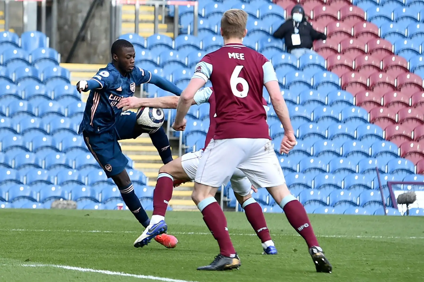 El defensor holandés de Burnley Erik Pieters, parece tocar el balón durante el partido de fútbol de la Premier League inglesa entre Burnley y Arsenal.
Foto: AFP
