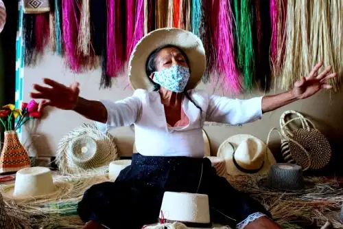 María Felipa Villegas Sandoval es piurana y maestra en el arte de la fabricación de los conocidos sombreros de paja toquilla, que elabora a mano en el pueblo de Pedregal Grande, en Catacaos. Con este saber, heredado de su abuela y su madre, ha ganado muchos premios. Hoy comparte la tradición de tejer con sus hijas y nietas gracias a la iniciativa Saberes Productivos de Pensión 65, del Ministerio de Desarrollo e Inclusión Social (Midis). Foto: Pensión 65/Midis.