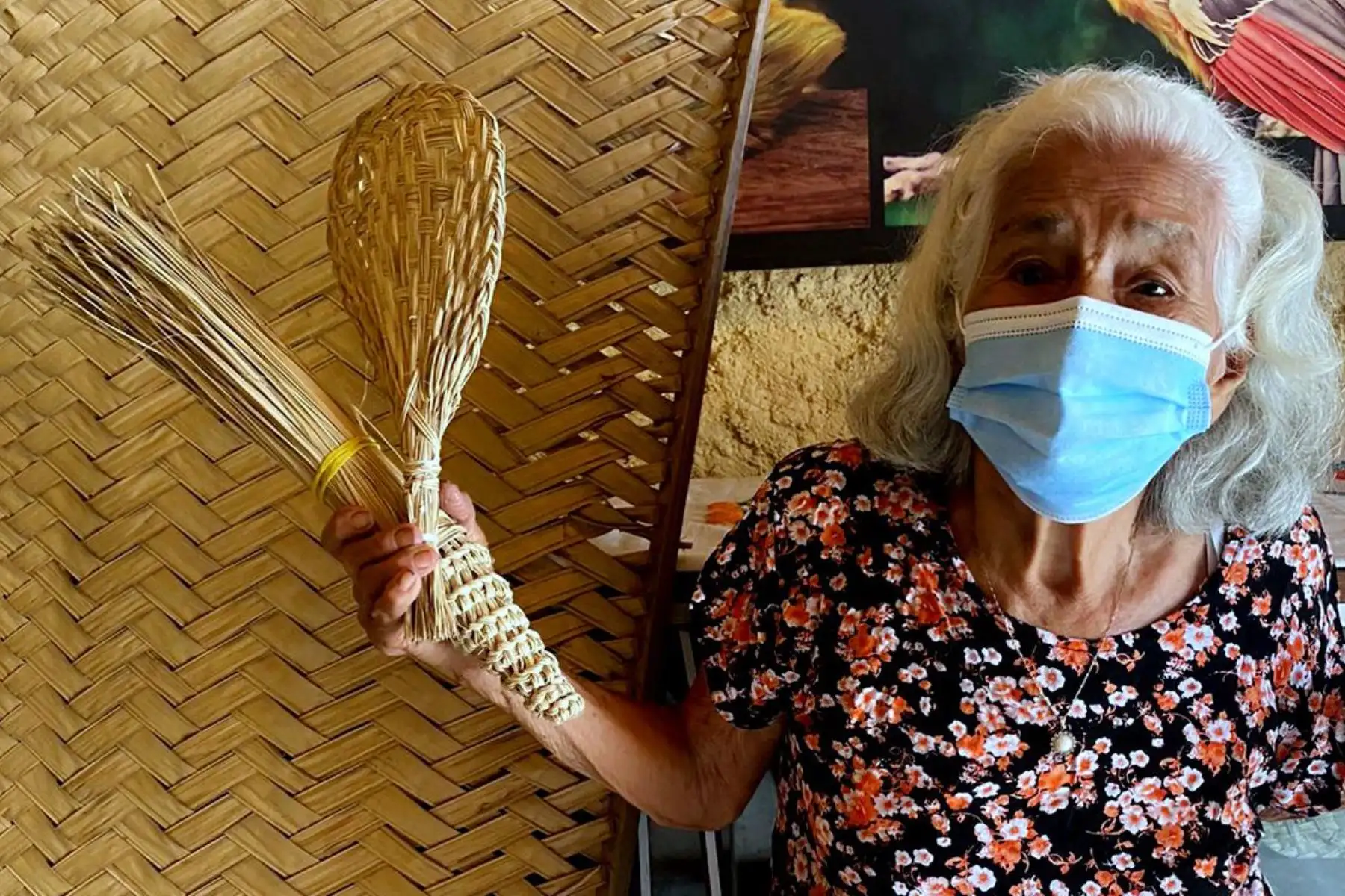 Trinidad Maldonado Grández tiene 88 años y cuando teje esteras siente como si una fuerza extraña le borrara de pronto los achaques propios de su edad. Es feliz dando rienda suelta a los saberes ancestrales que aprendió de su madre, en el distrito de Pachiza, provincia de Mariscal Cáceres, en la región San Martín.
Foto:Pensión 65/ Midis