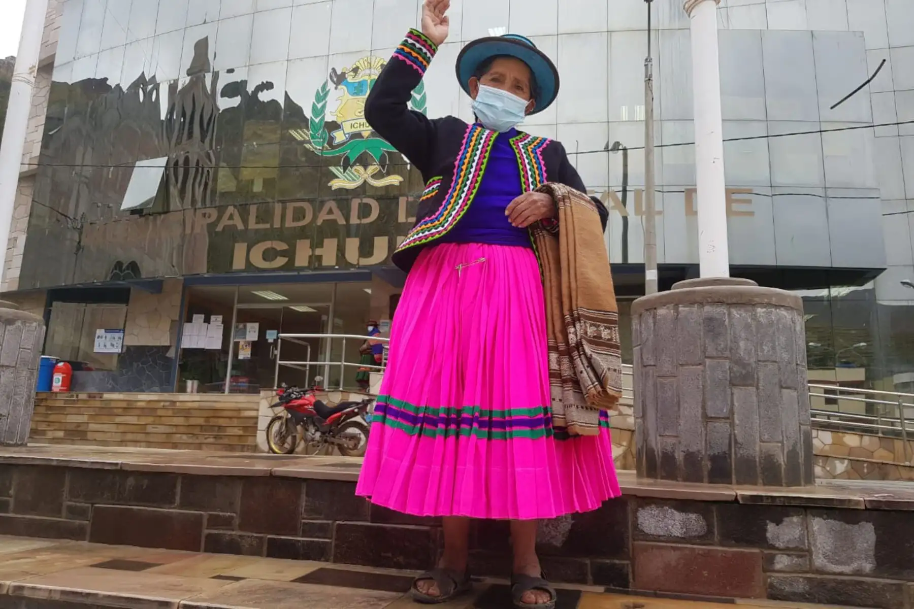 Valeria Santos Mamani vive en la provincia moqueguana General Sánchez Cerro, específicamente en Ichuña, distrito que la tuvo como alcaldesa de manera transitoria en el año 2002. Ella se convirtió en la primera mujer en dirigir la municipalidad de su pueblo. 
Foto: Pensión 65/Midis