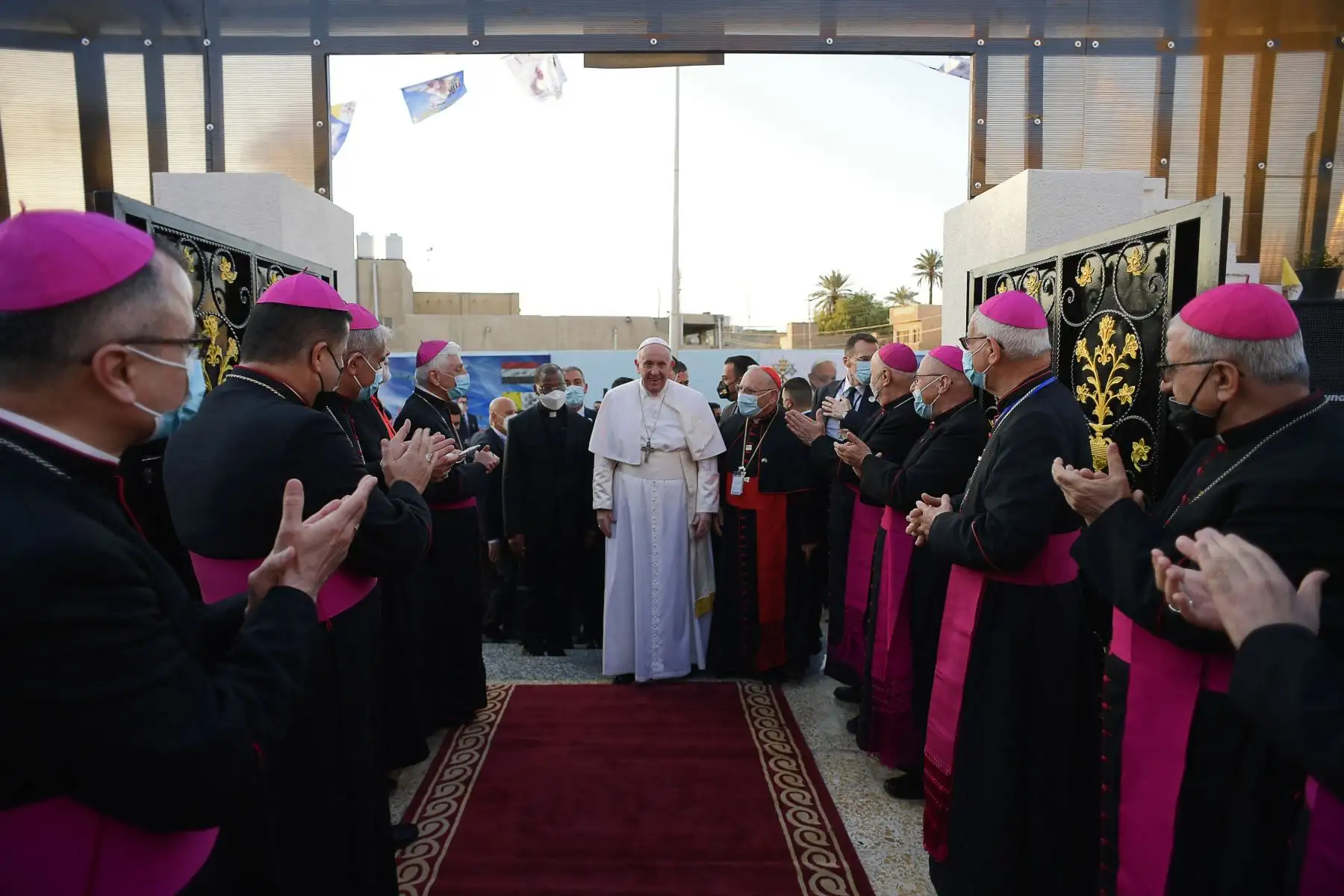 El Papa Francisco llegando para una misa en la Catedral de San José de Bagdad, en el segundo día de la primera visita papal a Irak. 
Foto:  AFP