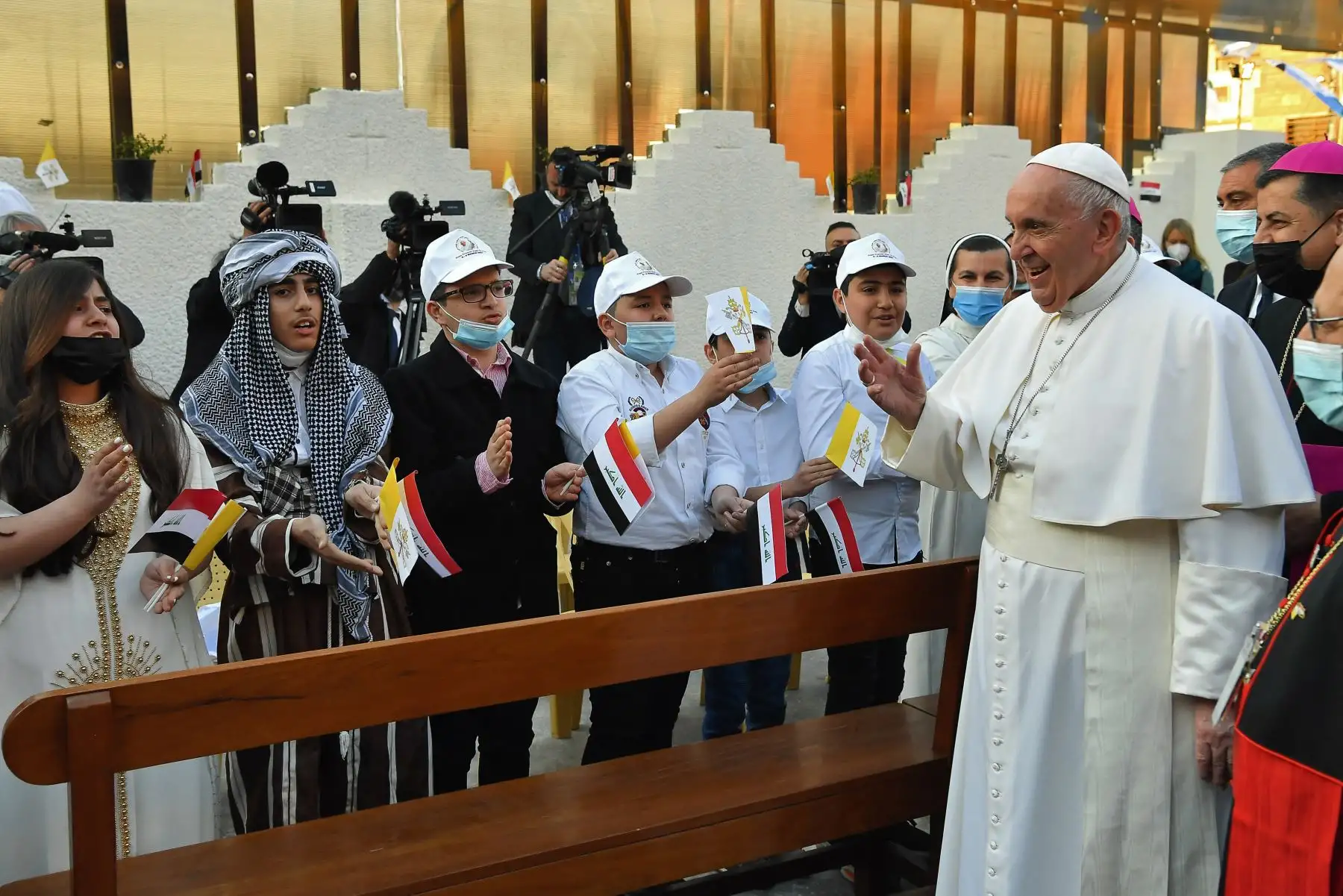 El Papa Francisco  recibido por niños a su llegada para una misa en la Catedral de San José de Bagdad en el segundo día de la primera visita papal a Irak. 
Foto: AFP