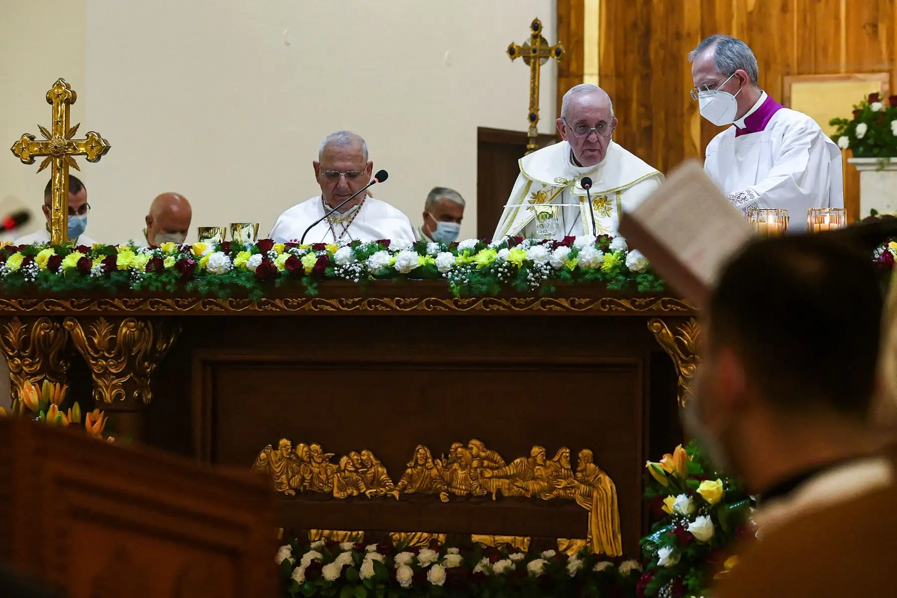 El Papa Francisco , acompañado por el Cardenal Louis Raphael I Sako , Patriarca de Babilonia de los Caldeos y jefe de la Iglesia Católica Caldea, preparando eucaristía durante la misa, en el 2do de visita en Irak.
Foto: AFP