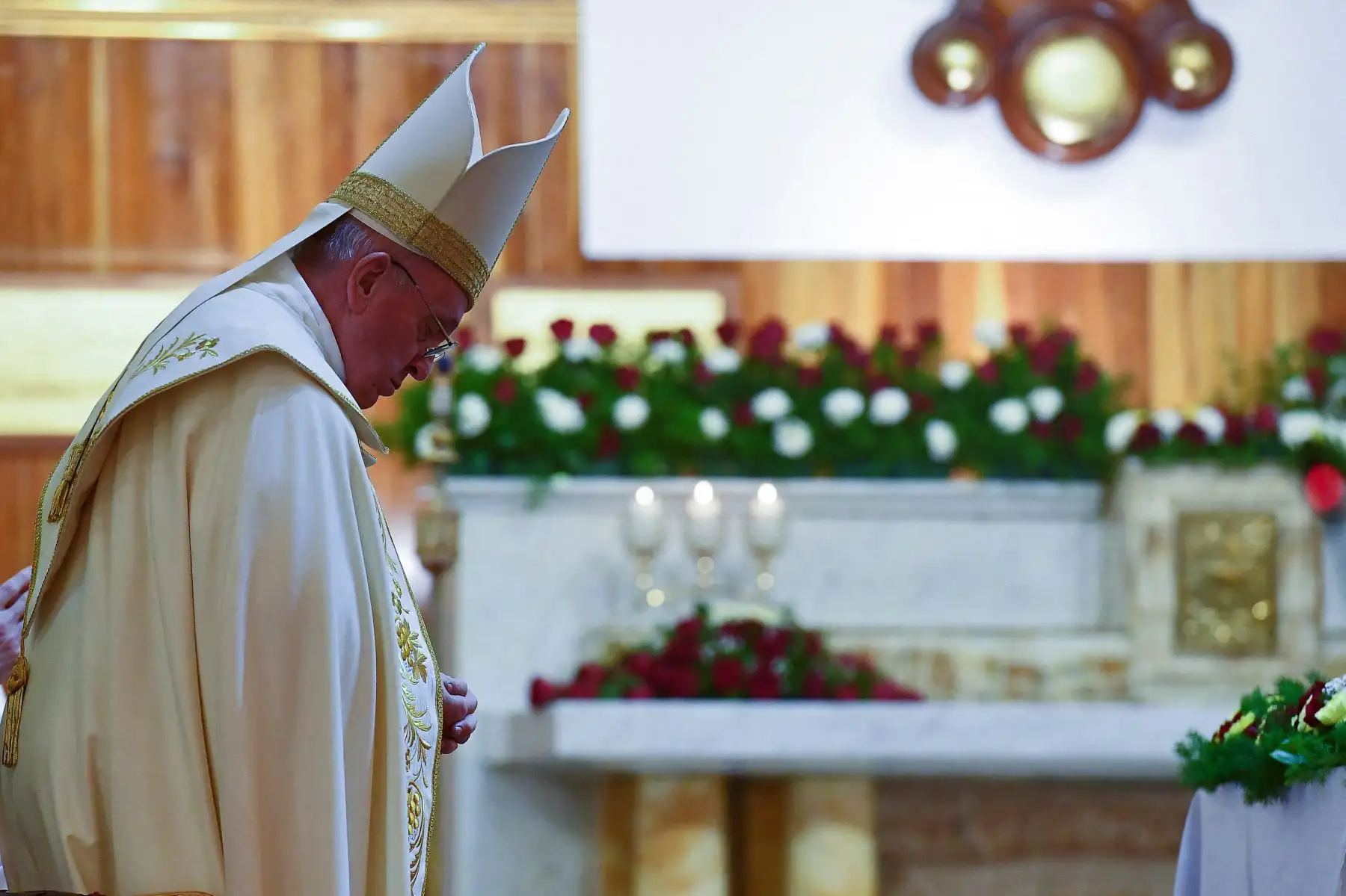 El Papa Francisco rezando durante la misa en la Catedral de San José de Bagdad en el segundo día de la primera visita papal a Irak. 
Foto: AFP