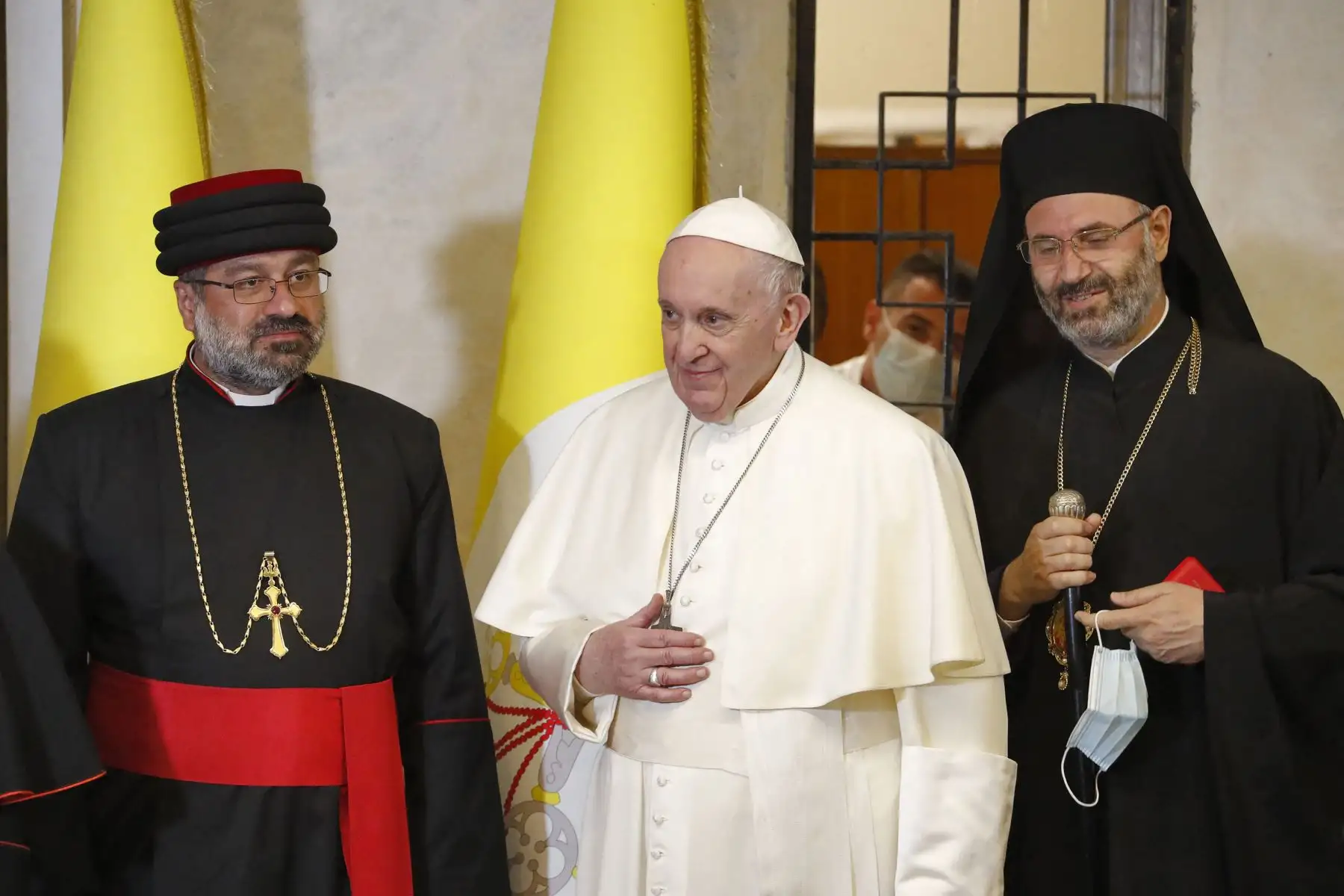 El obispo Ilias Ishaq de la Iglesia Católica Apostólica Asiria de Oriente, el Papa Francisco y el obispo ortodoxo griego de Bagdad Kuwait y sus alrededores Ghattas Hazim, contemplan la Catedral de San José de Bagdad en el segundo día de la primera visita papal a Irak.
Foto: AFP
