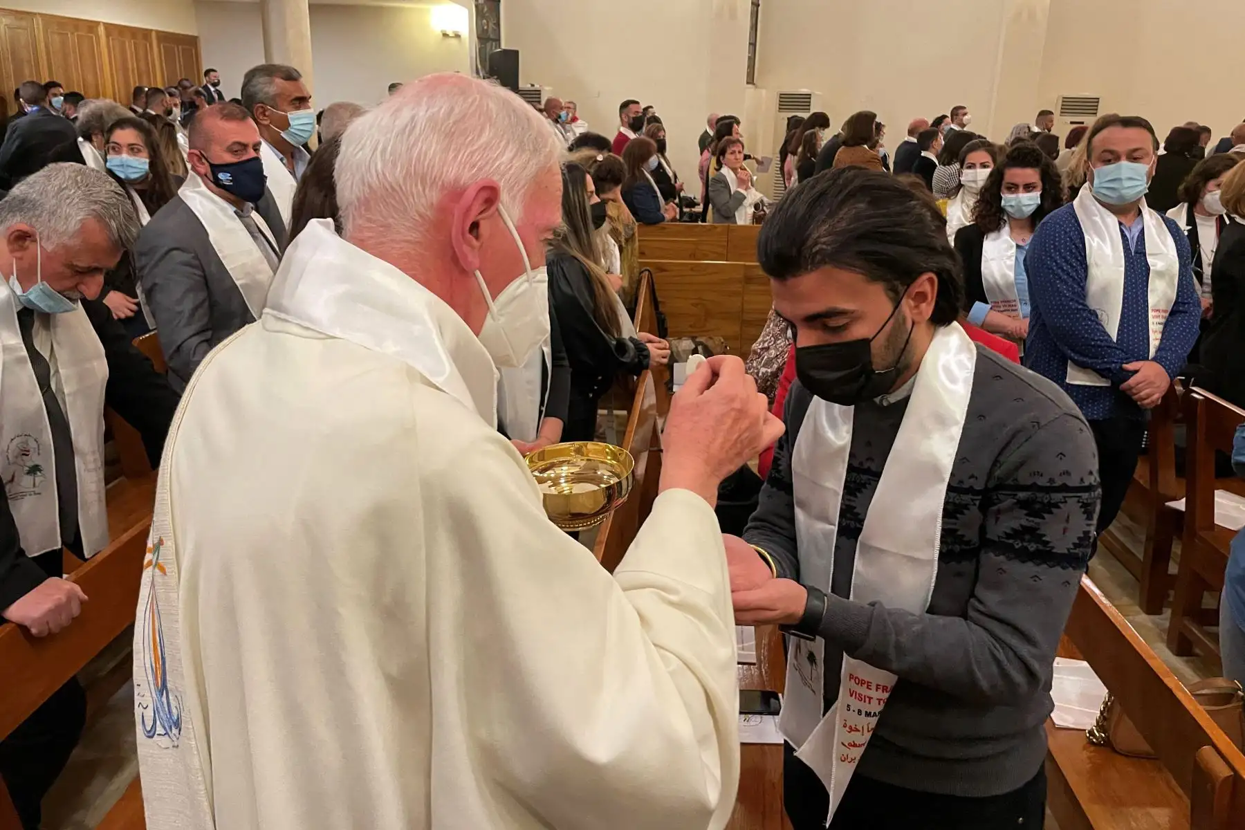 Fieles hacen cola para recibir la comunión durante la misa a la que asistió el Papa Francisco en la Catedral de San José de Bagdad en el segundo día de la primera visita papal a Irak.
Foto: AFP