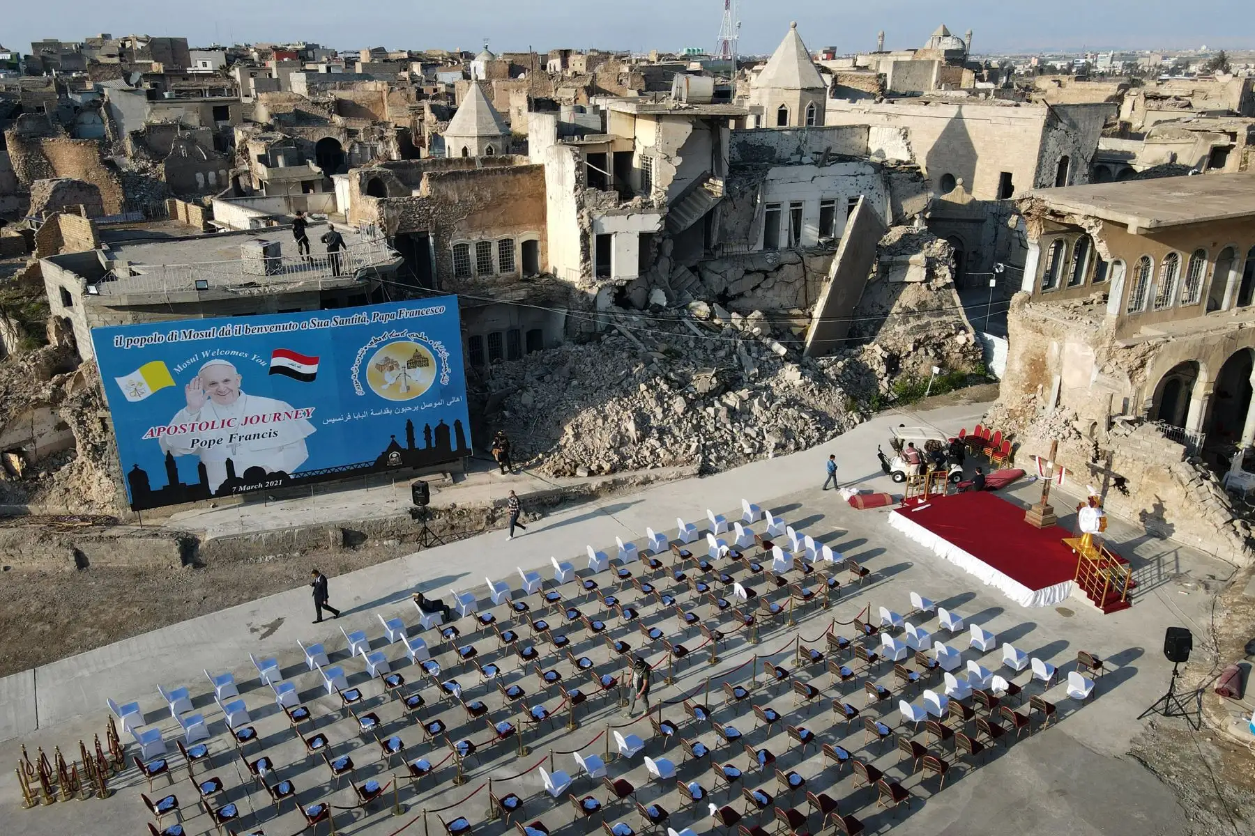 Vista aérea de los asientos colocados en las ruinas de la Iglesia católica siríaca de la Inmaculada Concepción (al-Tahira-l-Kubra), en la ciudad vieja de Mosul, en el norte de Irak , anteriormente devastado por militantes del grupo Estado Islámico.
Foto: AFP