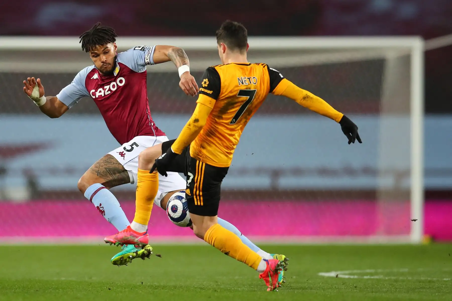 El defensa inglés de Aston Villa, Tyrone Mings, desafía al mediocampista portugués de Wolverhampton Wanderers, Pedro Neto, durante el partido de fútbol de la Premier League inglesa entre Aston Villa y Wolverhampton Wanderers.
Foto: AFP