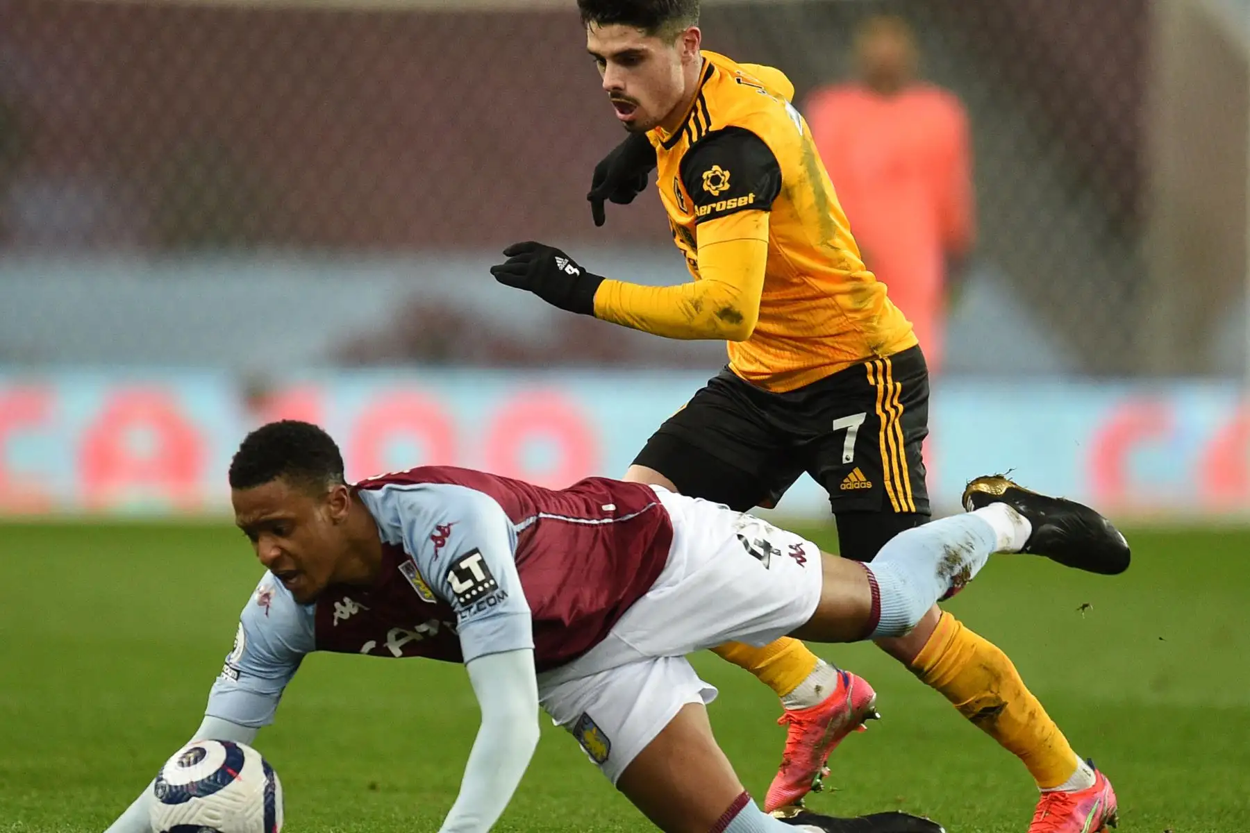 El defensa inglés de Aston Villa, Ezri Konsa, recibe una falta del mediocampista portugués de Wolverhampton Wanderers, Pedro Neto, durante el partido de fútbol de la Premier League inglesa entre Aston Villa y Wolverhampton Wanderers.
Foto: AFP