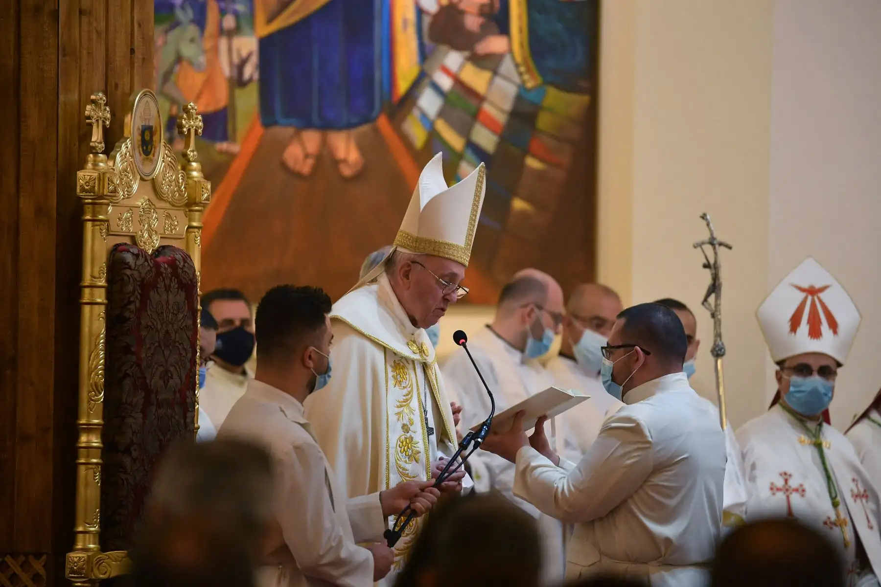El Papa Francisco lee la liturgia mientras dirige la misa en la Catedral de San José de Bagdad en el segundo día de la primera visita papal a Irak.
Foto: AFP