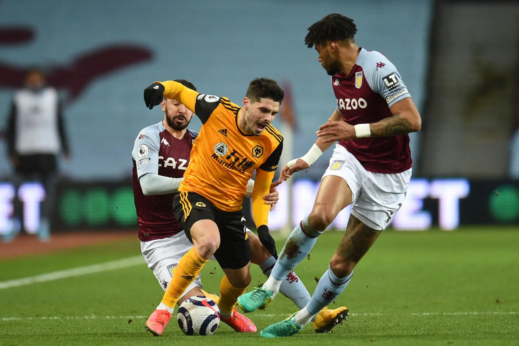 El mediocampista francés del Aston Villa Morgan Sanson comete una falta al mediocampista portugués del Wolverhampton Wanderers Pedro Neto para ganar una tarjeta amarilla durante el partido de fútbol de la Premier League inglesa entre Aston Villa y Wolverhampton Wanderers.
Foto: AFP