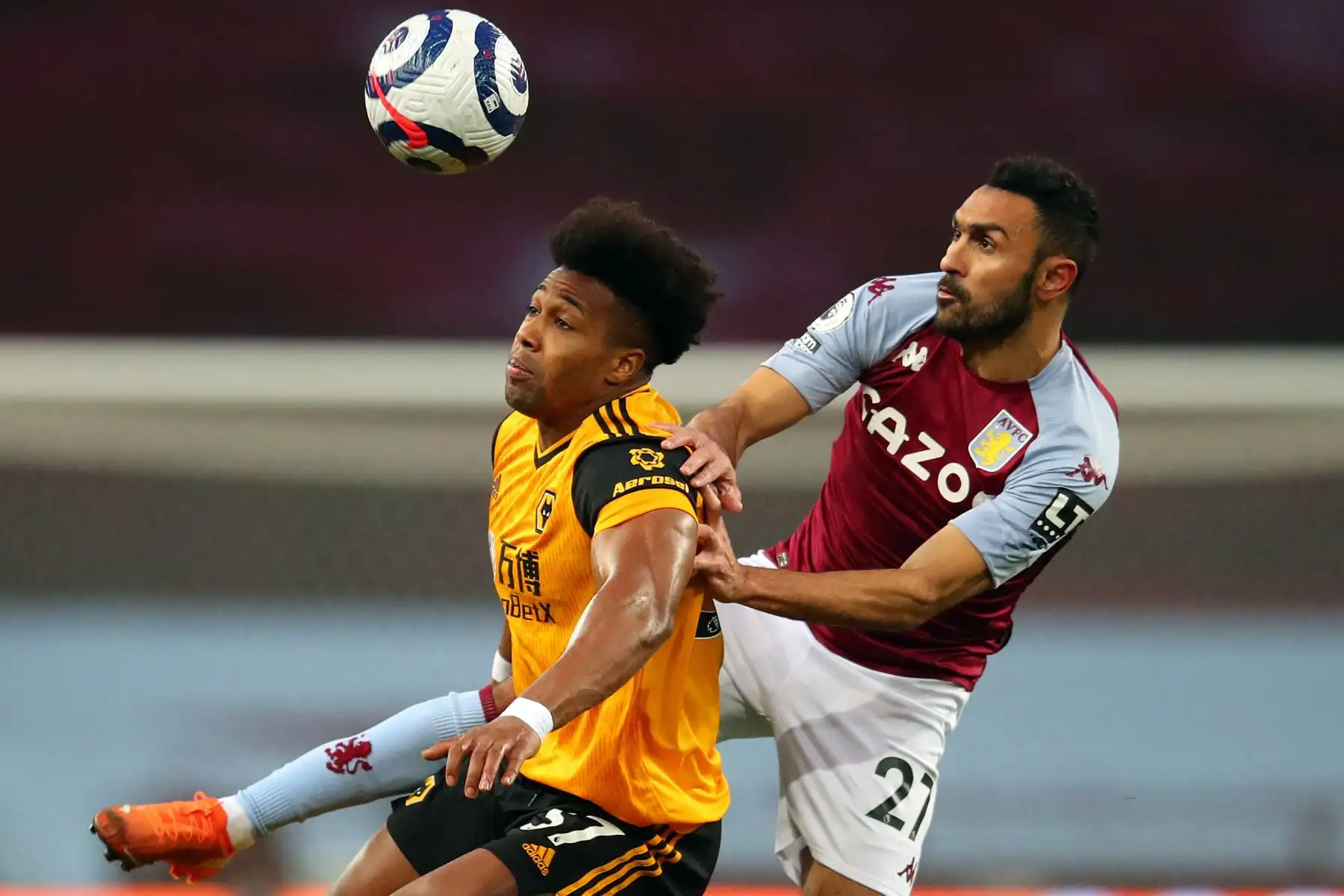 El mediocampista español de Wolverhampton Wanderers Adama Traore y el defensor egipcio de Aston Villa Ahmed Elmohamady compiten durante el partido de fútbol de la Premier League inglesa entre Aston Villa y Wolverhampton Wanderers.
Foto: AFP