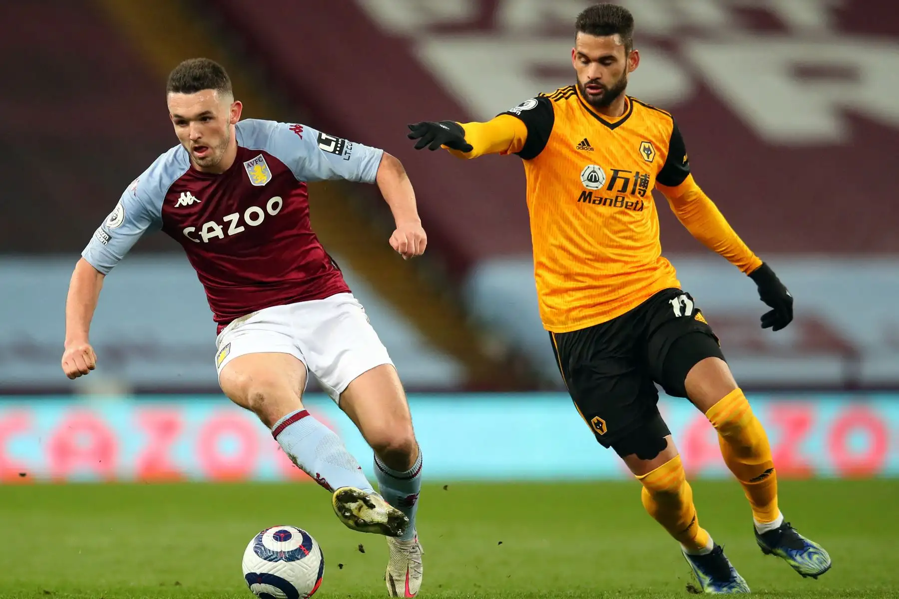 El mediocampista escocés de Aston Villa, John McGinn ,Es perseguido por el delantero brasileño de Wolverhampton Wanderers Willian JosÈ durante el partido de fútbol de la Premier League inglesa entre Aston Villa y Wolverhampton Wanderers.
Foto: AFP