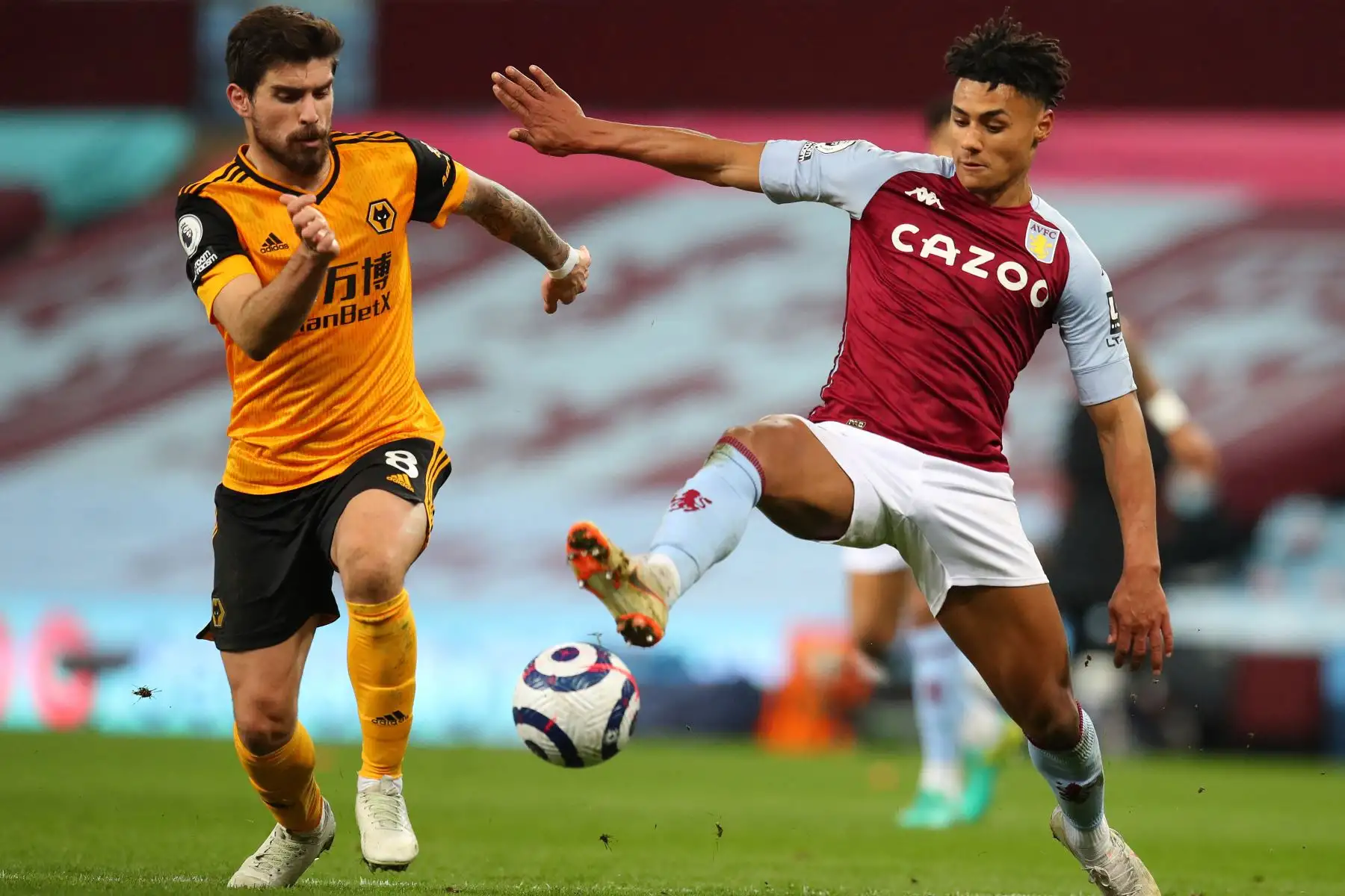 El mediocampista portugués de Wolverhampton Wanderers, Ruben Neves, Se acerca al delantero inglés de Aston Villa Ollie Watkins durante el partido de fútbol de la Premier League inglesa entre Aston Villa y Wolverhampton Wanderers.
Foto: AFP