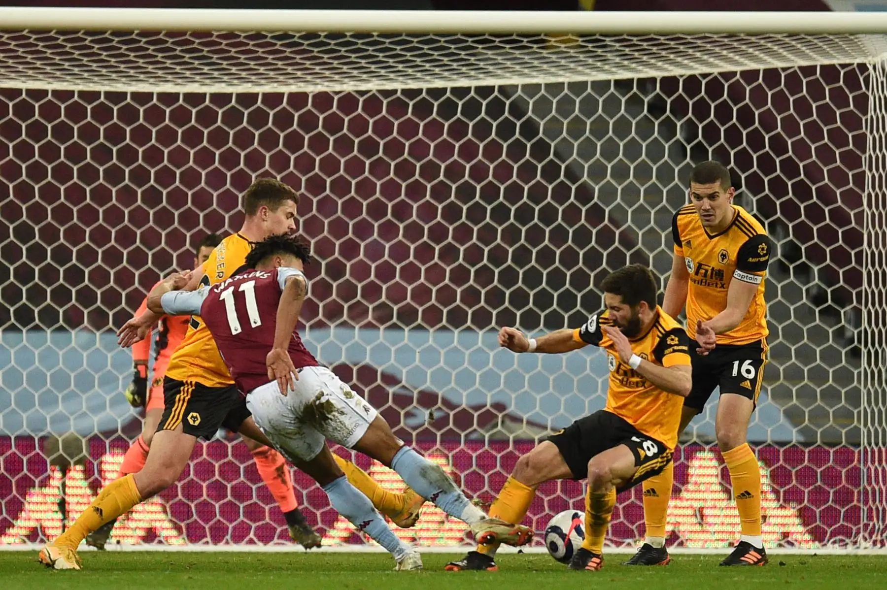 El delantero inglés de Aston Villa Ollie Watkins dispara pero no anota durante el partido de fútbol de la Premier League inglesa entre Aston Villa y Wolverhampton Wanderers.
Foto: AFP