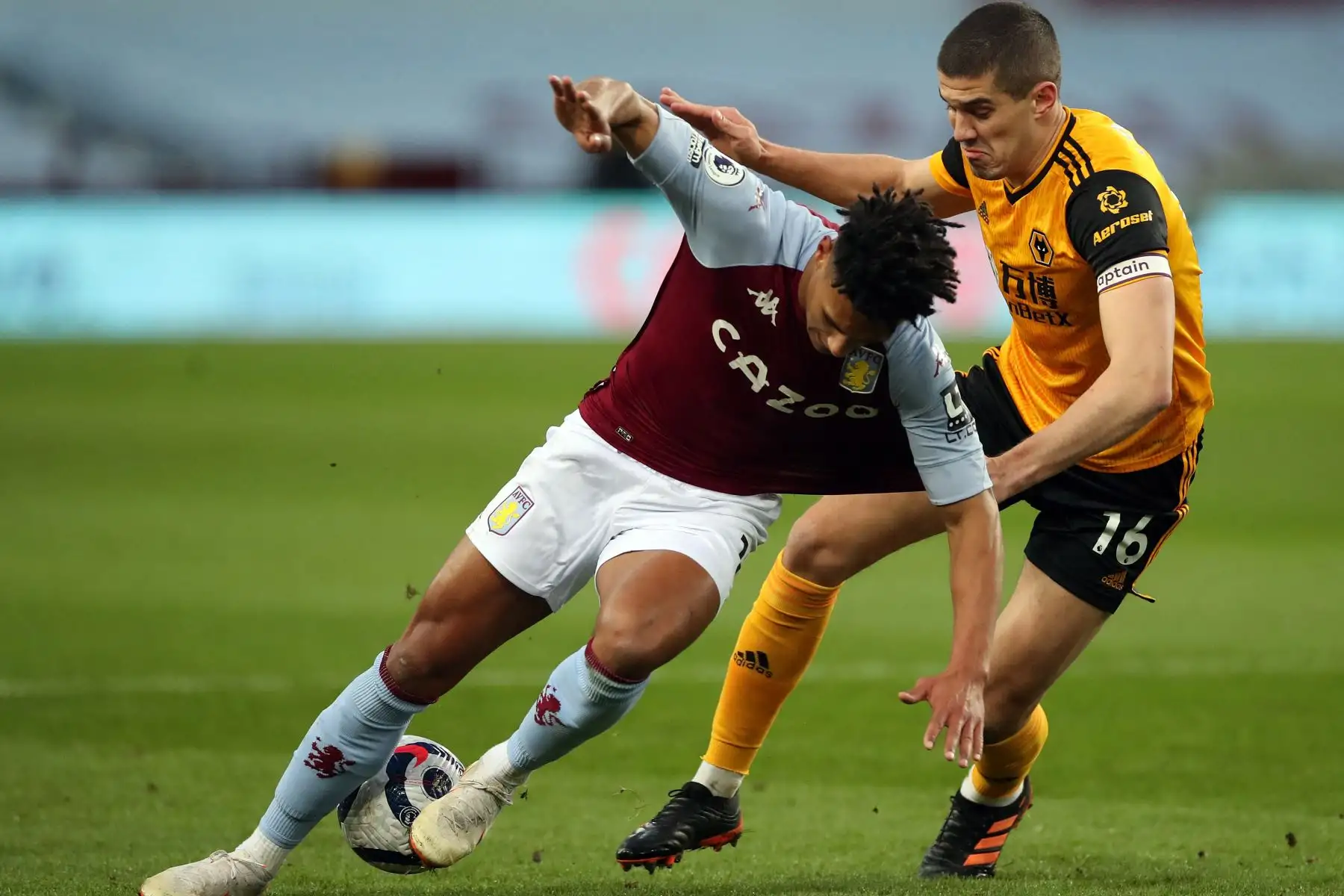 El delantero inglés de Aston Villa Ollie Watkins y el defensor inglés de Wolverhampton Wanderers Conor Coady compiten durante el partido de fútbol de la Premier League inglesa entre Aston Villa y Wolverhampton Wanderers.
Foto: AFP