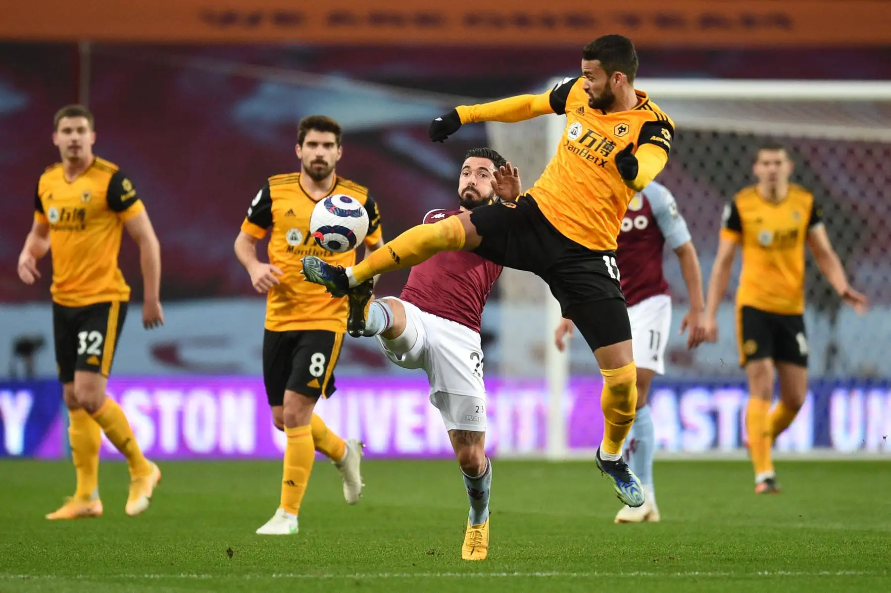 El centrocampista francés de Aston Villa Morgan Sanson y el delantero brasileño de Wolverhampton Wanderers Willian José van por el balón durante el partido de fútbol de la Premier League inglesa entre Aston Villa y Wolverhampton Wanderers.
Foto: AFP