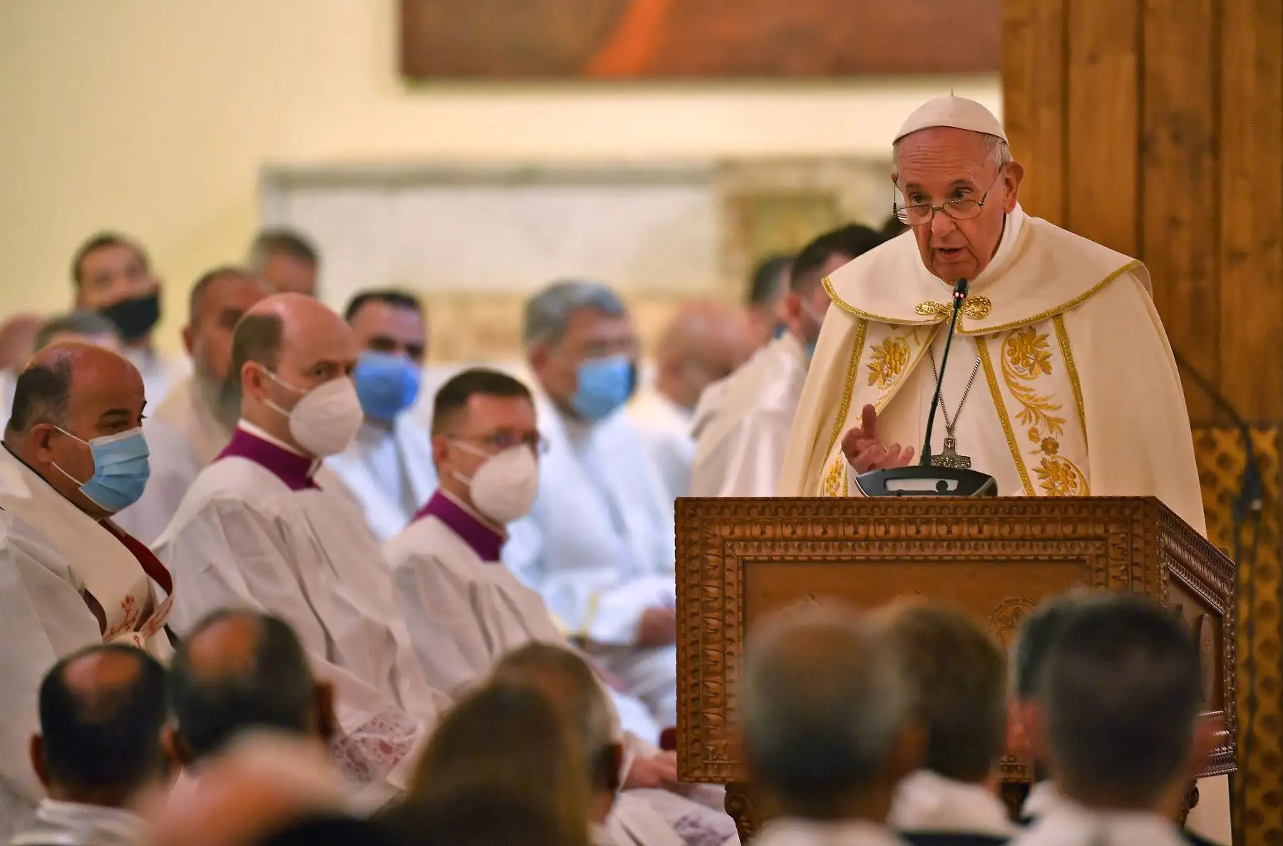 El Papa Francisco da un sermón durante la misa en la Catedral de San José de Bagdad en el segundo día de la primera visita papal a Irak.
Foto: AFP
