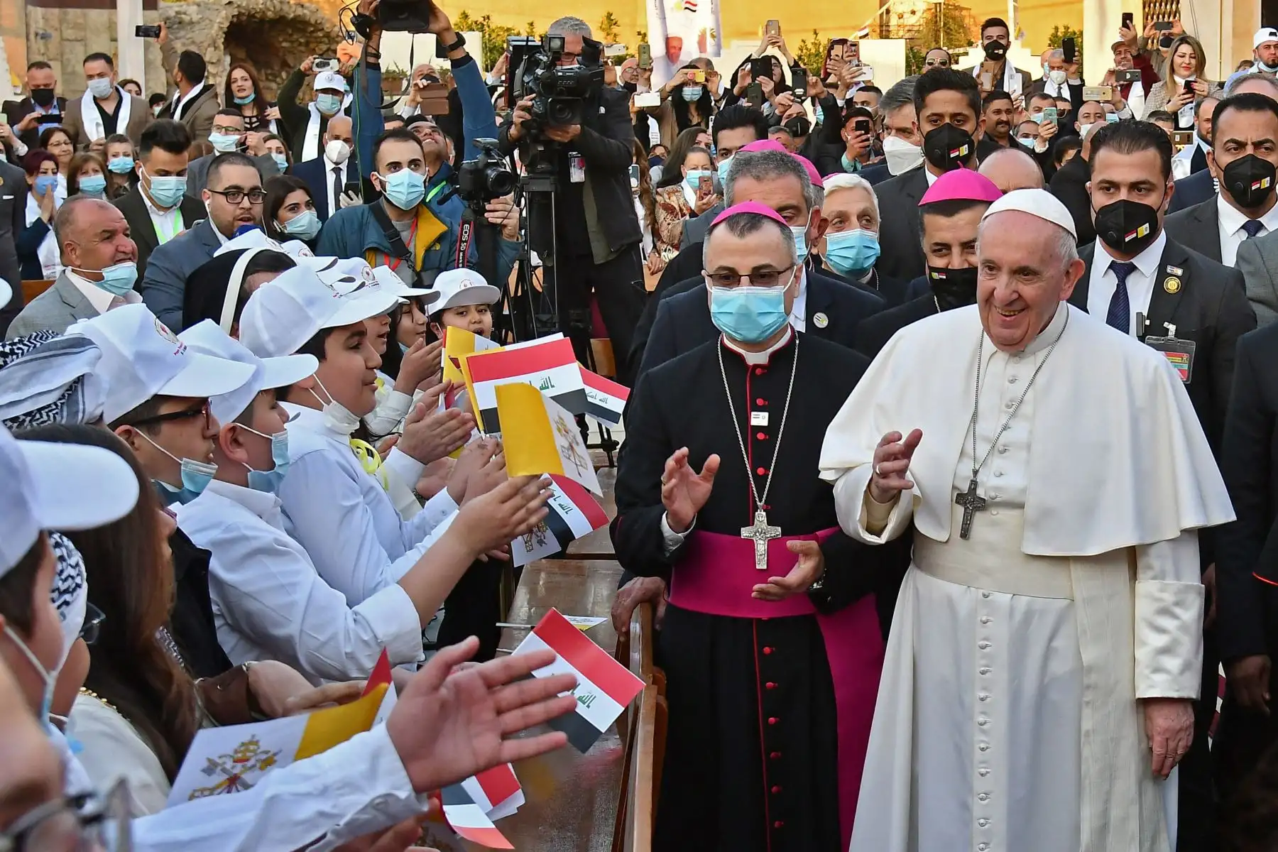 El Papa Francisco es recibido por niños a su llegada a la Catedral de San José de Bagdad en el segundo día de la primera visita papal a Irak.
Foto: AFP