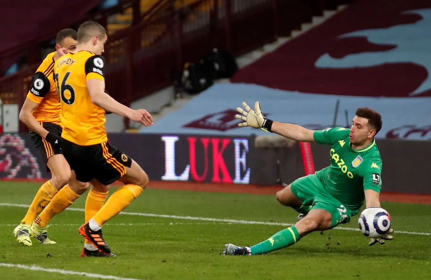 El portero del Aston Villa Emiliano Martinez  guarda en acción contra Conor Coady de Wolverhampton durante el partido de fútbol de la Premier League inglesa entre Aston Villa y Wolverhampton Wanderers.
Foto: EFE