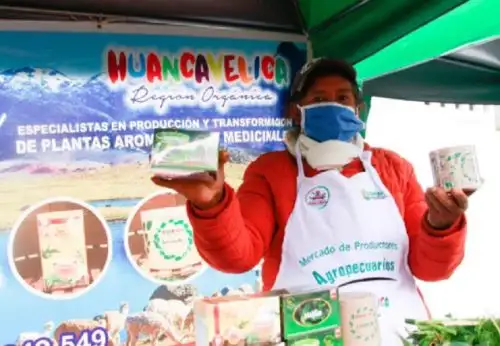 Por segundo día consecutivo en un viaje por el interior del país, el ministro de Desarrollo Agrario y Riego, Federico Tenorio, llegó hasta Huancavelica para inaugurar el primer Mercado de Productores agropecuarios de la región, que impulsará a los pequeños campesinos de Agricultura Familiar, que podrán comercializar sus productos directamente a los consumidores. Foto: Midagri
