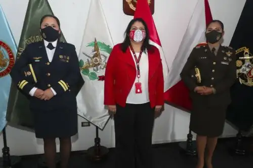 Ministra Nuria Esparch junto con la capitana FAP Ruth Sedano y la mayor EP Ingrid Rivera. Foto: Difusión/ANDINA.