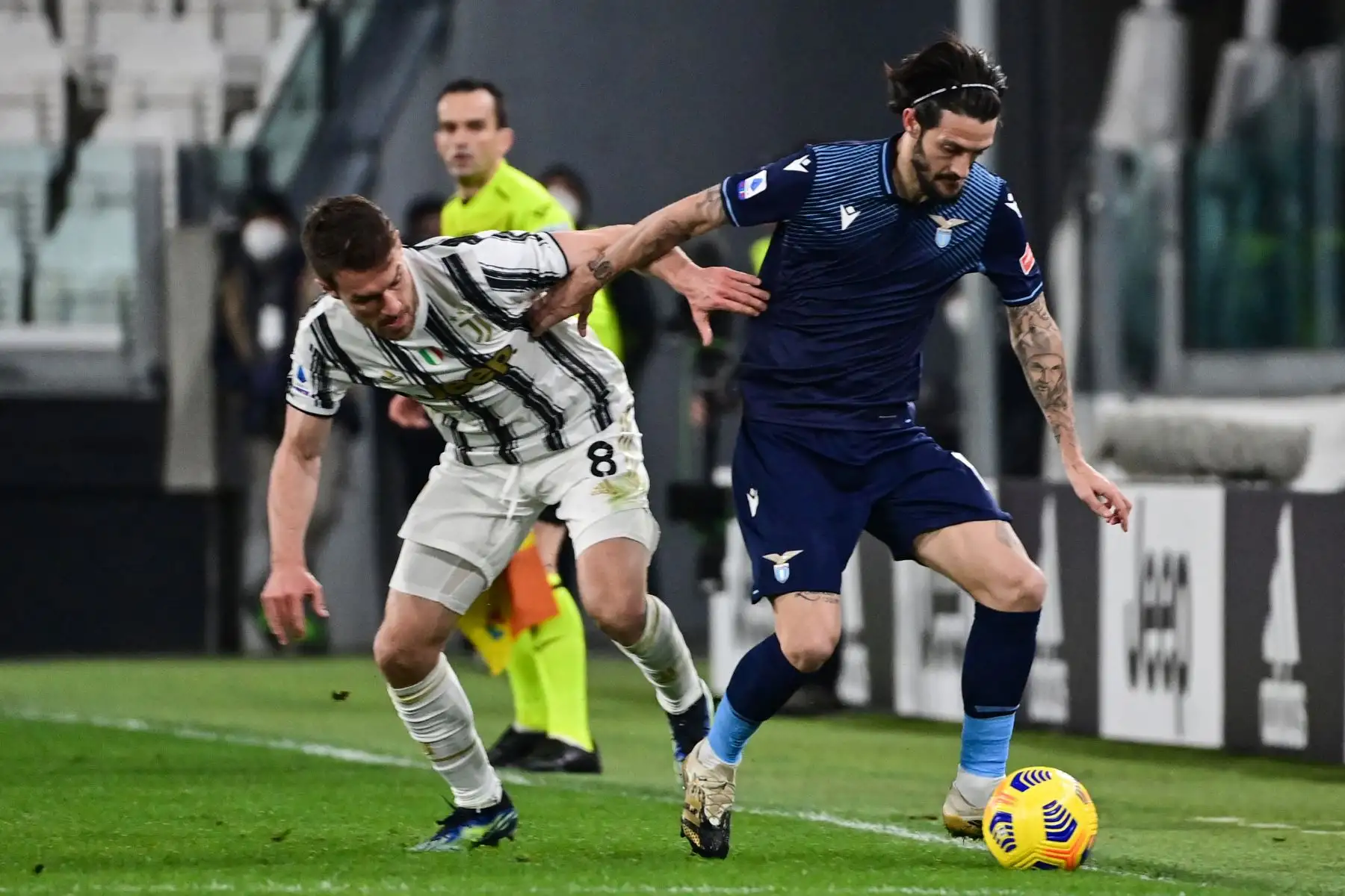 El centrocampista galés de la Juventus Aaron Ramsey lucha por el balón con el centrocampista español de Lazio Luis Alberto durante el partido de fútbol de la Serie A italiana entre la Juventus y la Lazio en el estadio de la Juventus en Turín, en el norte de Italia. Foto: AFP