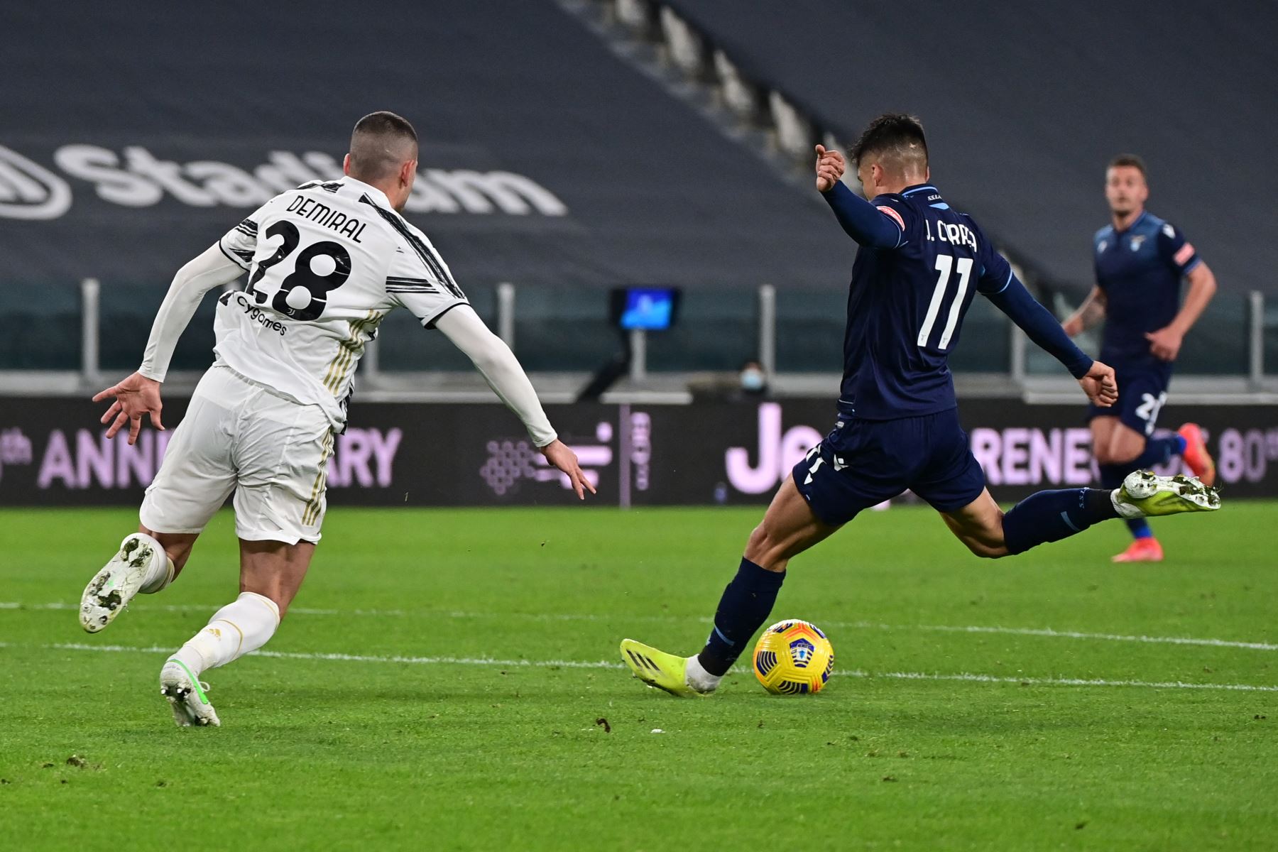 El delantero argentino de Lazio Joaquín Correa patea el balón y marca el primer gol de su equipo durante el partido de fútbol de la Serie A italiana entre la Juventus y Lazio en el estadio de la Juventus en Turín, en el norte de Italia. Foto: AFP
