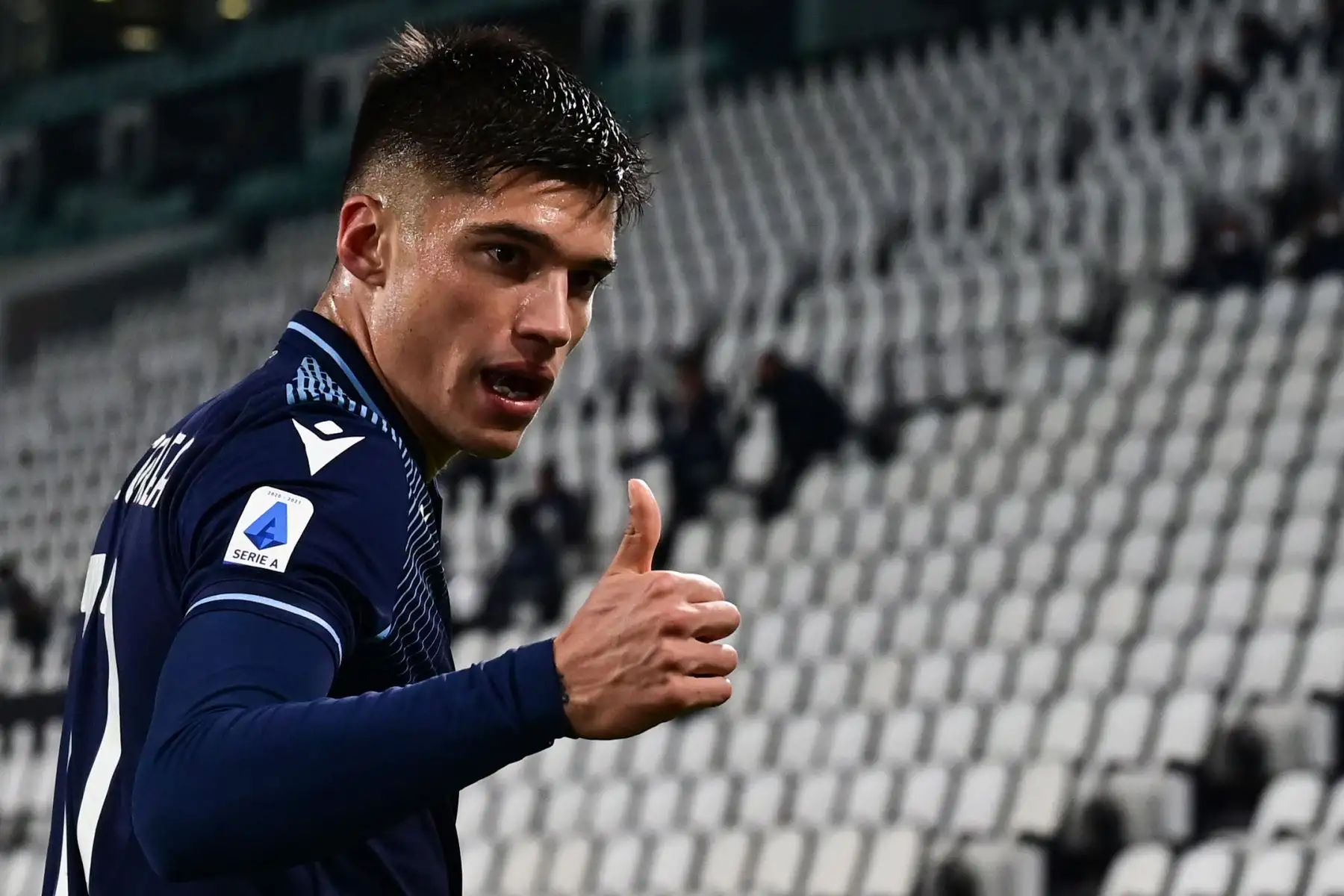 El delantero argentino de Lazio, Joaquín Correa, celebra tras anotar el primer gol de su equipo durante el partido de fútbol de la Serie A italiana entre la Juventus y la Lazio en el estadio de la Juventus en Turín, en el norte de Italia. Foto: AFP