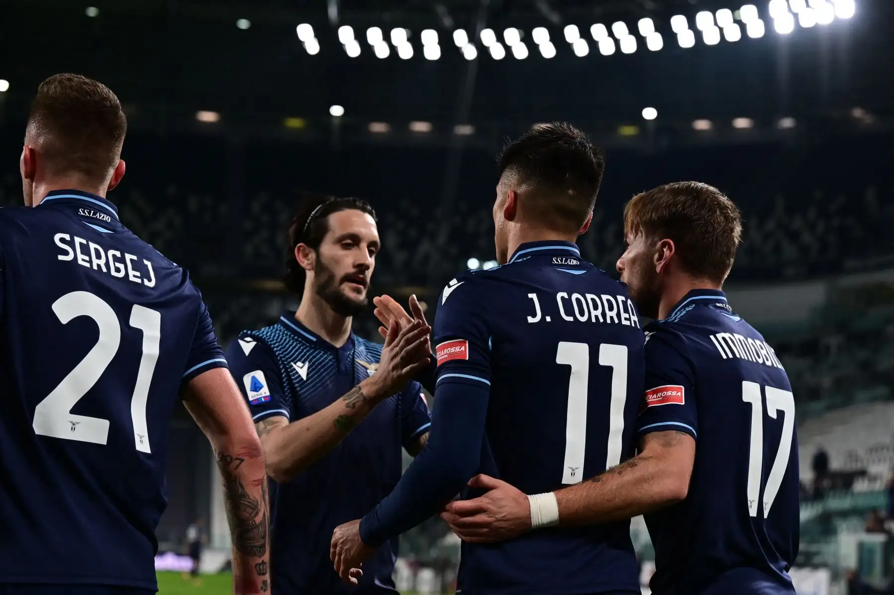 El delantero argentino de Lazio Joaquín Correa (C) es felicitado por sus compañeros de equipo después de anotar el primer gol de su equipo durante el partido de fútbol de la Serie A italiana entre la Juventus y la Lazio en el estadio de la Juventus en Turín, en el norte de Italia. Foto: AFP