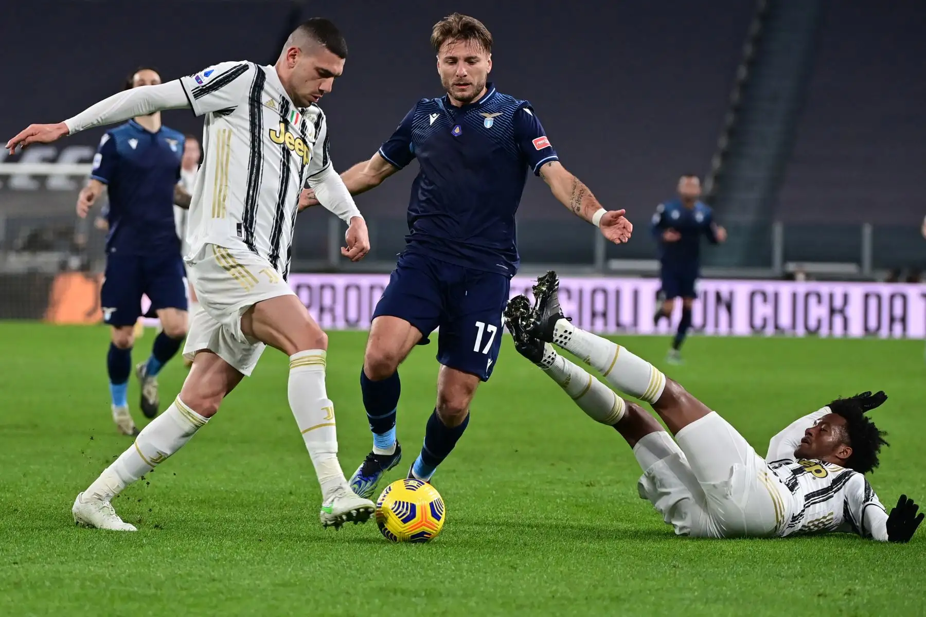 El centrocampista brasileño de Lazio Andre Anderson lucha por el balón con el defensor italiano de la Juventus Luca Pellegrini mientras el centrocampista colombiano de la Juventus Juan Cuadrado cae durante el partido de fútbol de la Serie A italiana entre la Juventus y Lazio en el estadio de la Juventus en Turín, en el norte de Italia. Foto: AFP