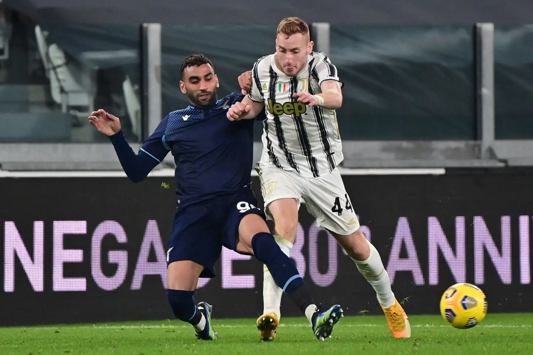 El centrocampista argelino de Lazio, Mohamed Salim Fares, lucha por el balón con el delantero sueco de la Juventus, Dejan Kulusevski, durante el partido de fútbol de la Serie A italiana entre la Juventus y la Lazio en el estadio de la Juventus en Turín, en el norte de Italia. Foto: AFP