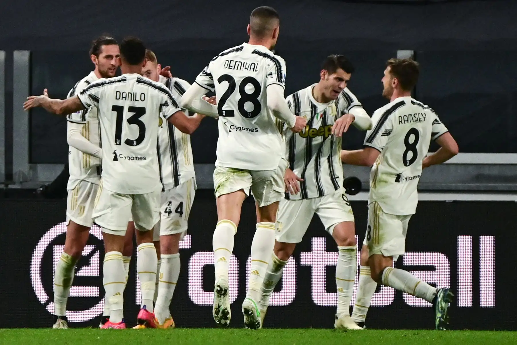 El centrocampista francés de la Juventus, Adrien Rabiot, es felicitado por sus compañeros de equipo después de marcar un gol durante el partido de fútbol de la Serie A italiana entre la Juventus y la Lazio en el estadio de la Juventus en Turín, en el norte de Italia. Foto: AFP