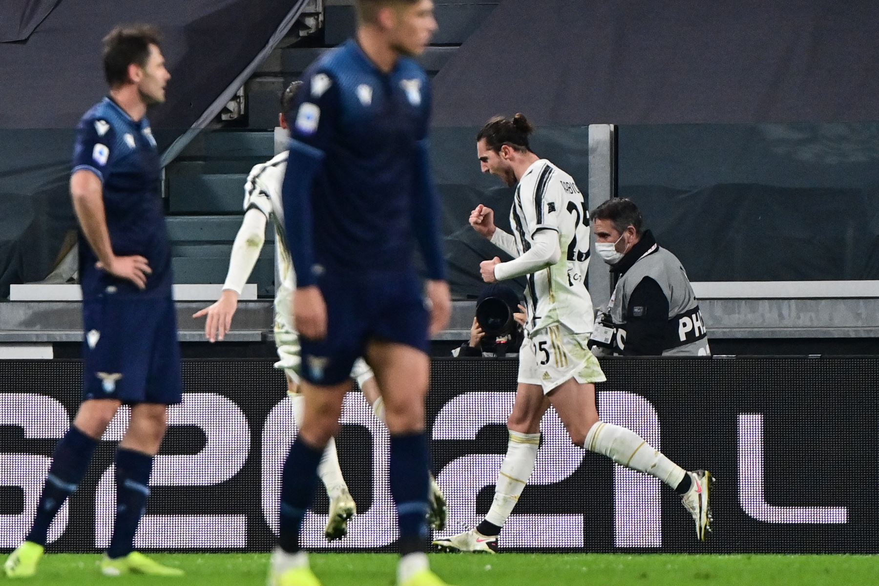 El centrocampista francés de la Juventus, Adrien Rabiot (R), celebra tras marcar un gol durante el partido de fútbol de la Serie A italiana entre la Juventus y la Lazio en el estadio de la Juventus en Turín, en el norte de Italia. Foto: AFP
