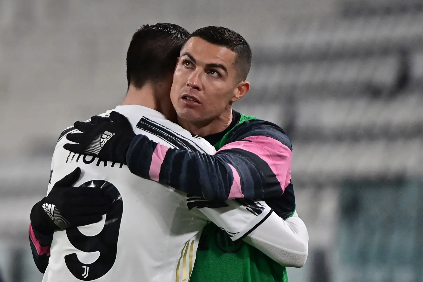 El delantero español de la Juventus, Álvaro Morata (L), es felicitado por el delantero portugués de la Juventus, Cristiano Ronaldo, después de anotar el segundo gol de su equipo durante el partido de fútbol de la Serie A italiana entre la Juventus y la Lazio en el estadio de la Juventus en Turín, en el norte de Italia. Foto: AFP