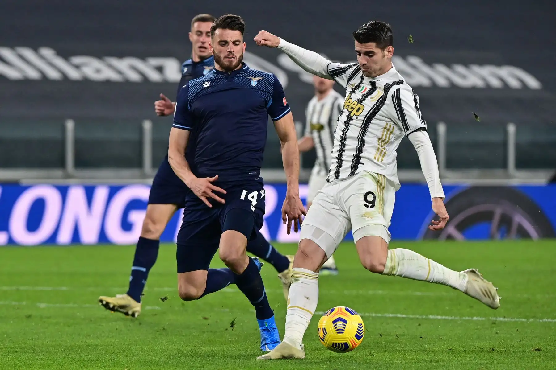 El delantero español de la Juventus, Álvaro Morata (R), anota el segundo gol de su equipo durante el partido de fútbol de la Serie A italiana entre la Juventus y la Lazio en el estadio de la Juventus en Turín, en el norte de Italia. Foto: AFP
