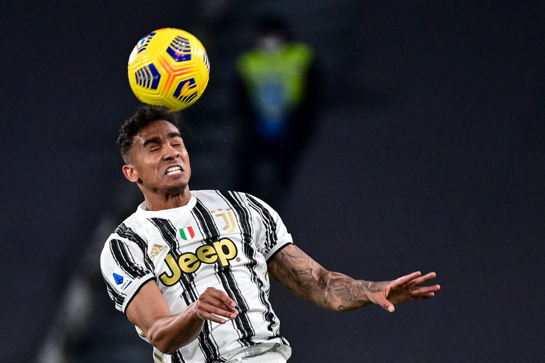 El defensor brasileño de la Juventus, Danilo, cabecea el balón durante el partido de fútbol de la Serie A italiana entre la Juventus y la Lazio en el estadio de la Juventus en Turín, en el norte de Italia. Foto: AFP