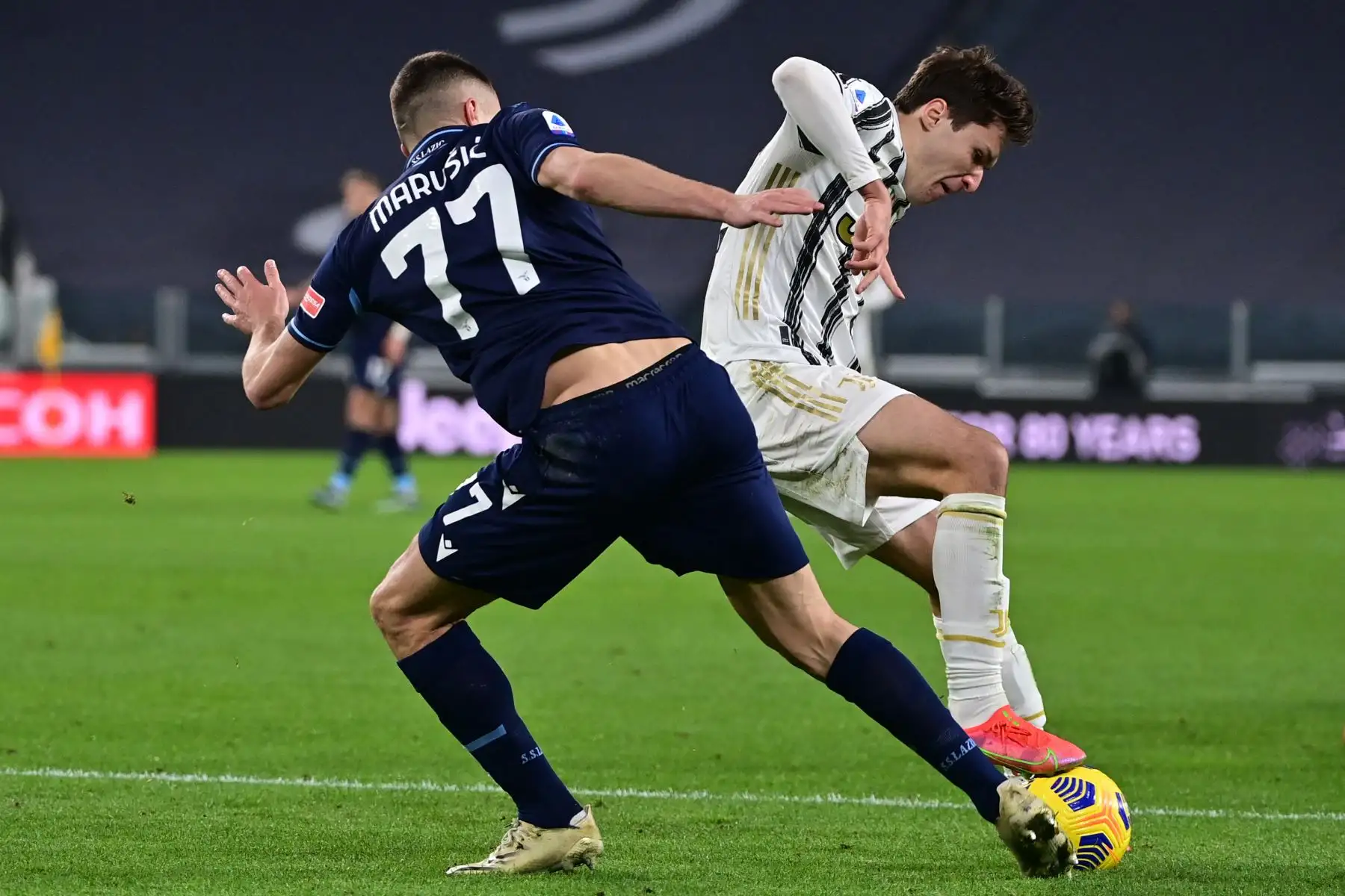 El centrocampista montenegrino de Lazio Adam Marusic (L) lucha por el balón con el delantero italiano de la Juventus Federico Chiesa durante el partido de fútbol de la Serie A italiana entre la Juventus y Lazio en el estadio de la Juventus en Turín, en el norte de Italia. Foto: AFP