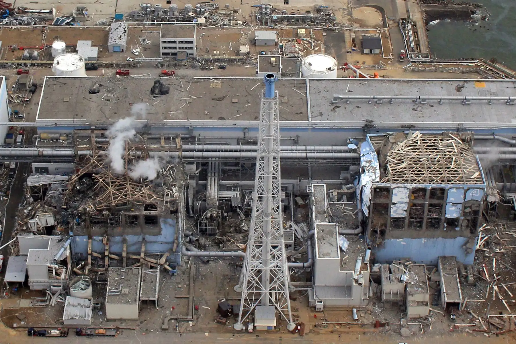 Esta fotografía de archivo tomada por un vehículo aéreo no tripulado (UAV) del Air Photo Service el 20 de marzo de 2011 muestra el reactor número tres de la planta de energía nuclear Fukushima Daiichi No.1 de la Compañía de Energía Eléctrica de Tokio (TEPCO) y cuatro, con humo subiendo desde el número tres, en la ciudad de Okuma en la prefectura de Fukushima, luego del terremoto y tsunami del 11 de marzo de 2011.
Foto: AFP