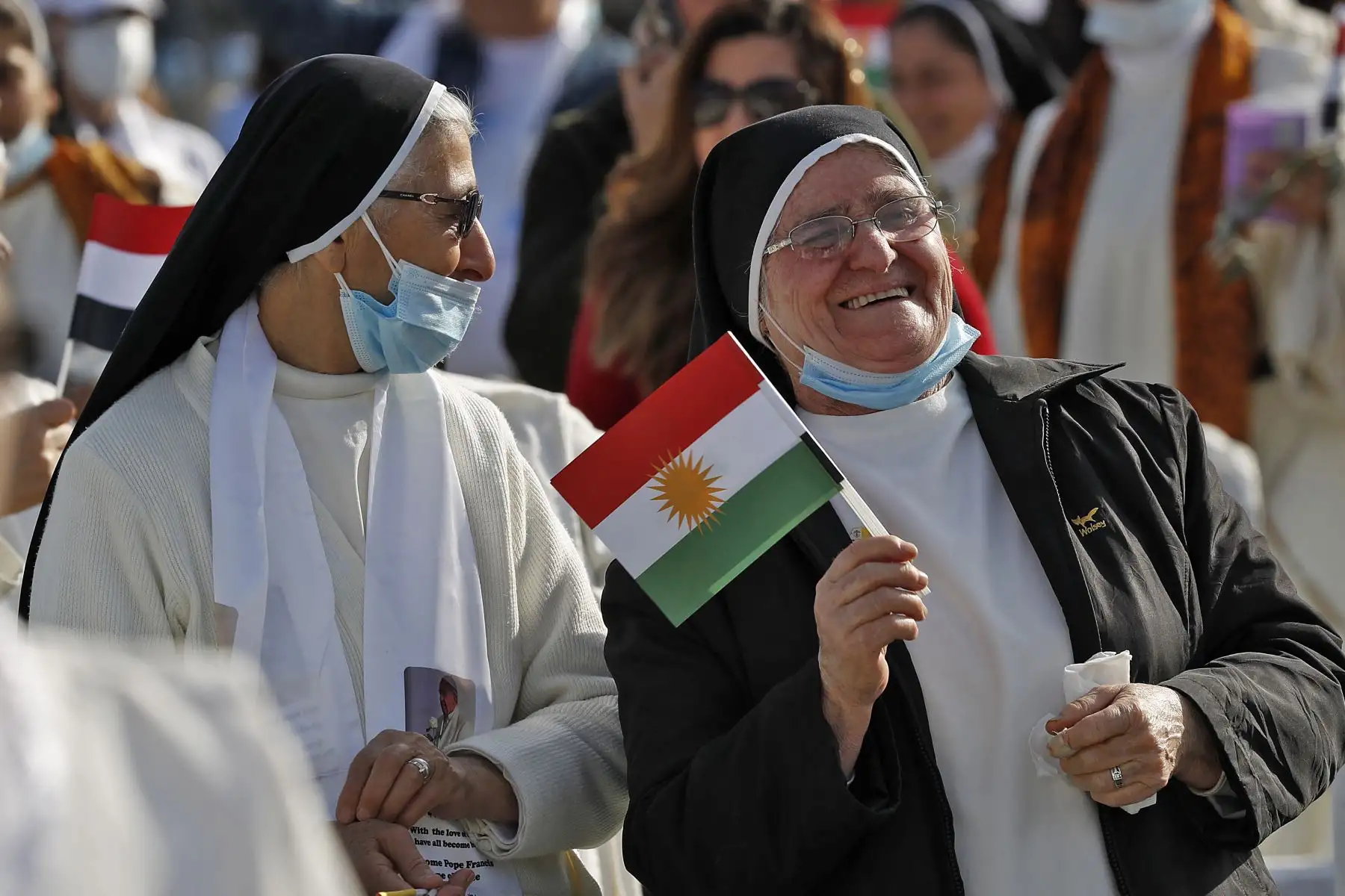 Una monja sostiene una bandera de Kurdistán mientras espera la llegada del Papa Francisco al Estadio Franso Hariri en Arbil, en la capital de la región autónoma kurda del norte de Irak. El Papa Francisco, en su histórica gira por Irak, visita hoy comunidades cristianas que soportaron la brutalidad del grupo.
Foto: AFP