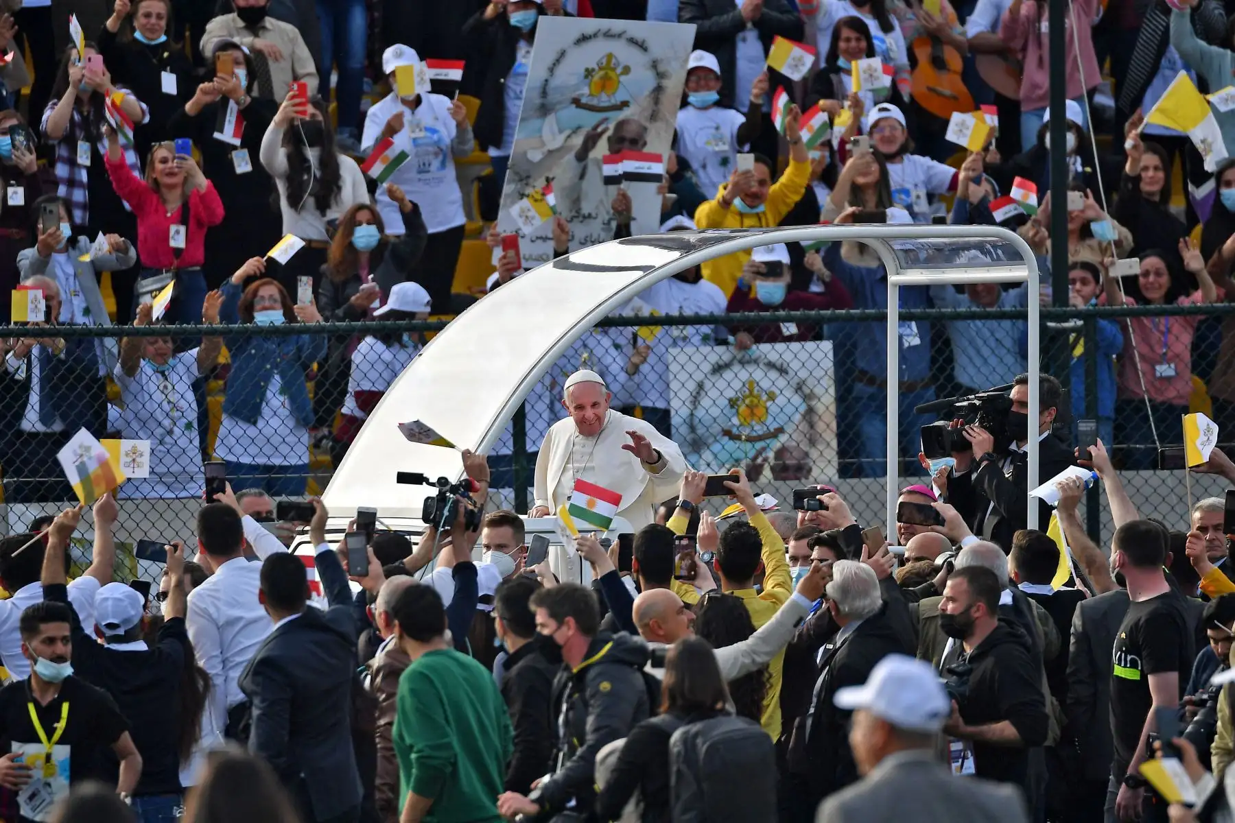 El Papa Francisco bendice a las personas cuando llega en el vehículo papamóvil al Estadio Franso Hariri en Arbil, en la capital de la región autónoma kurda del norte de Irak. 
Foto: AFP