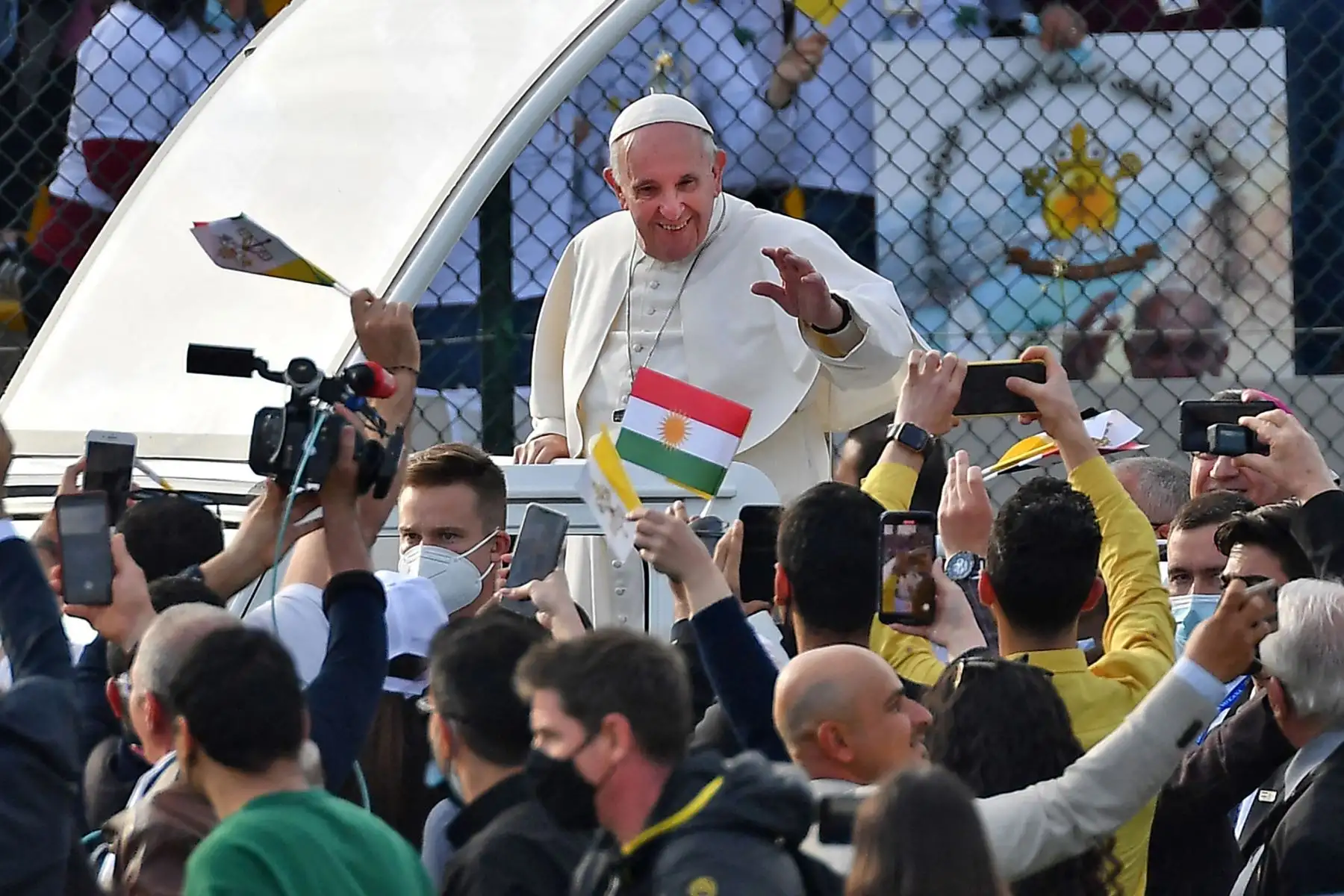 El Papa Francisco bendice a las personas cuando llega en el vehículo papamóvil al Estadio Franso Hariri, en la capital de la región autónoma kurda del norte de Irak. 
Foto: AFP