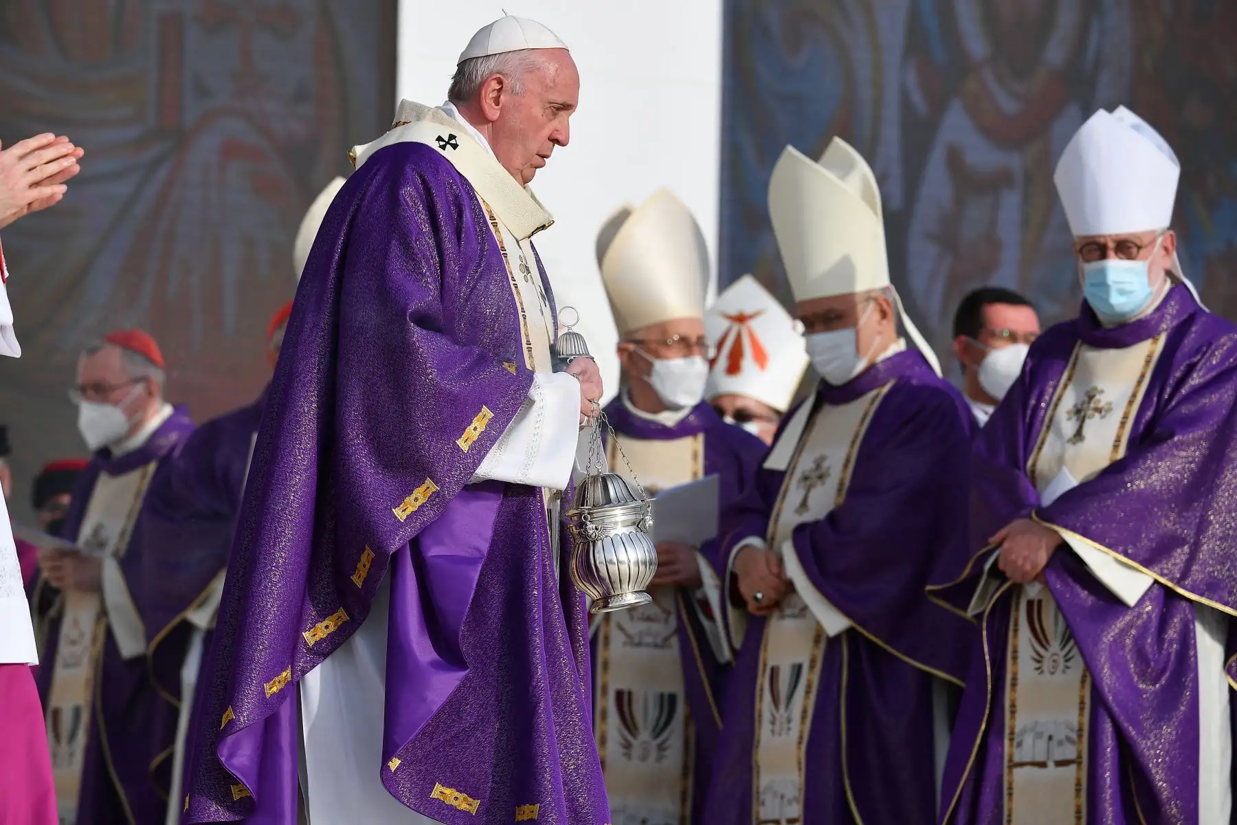El Papa Francisco camina con un incensario de incienso mientras dirige la misa en el Estadio Franso Hariri en Arbil, en la capital de la región autónoma kurda del norte de Irak.
Foto: AFP